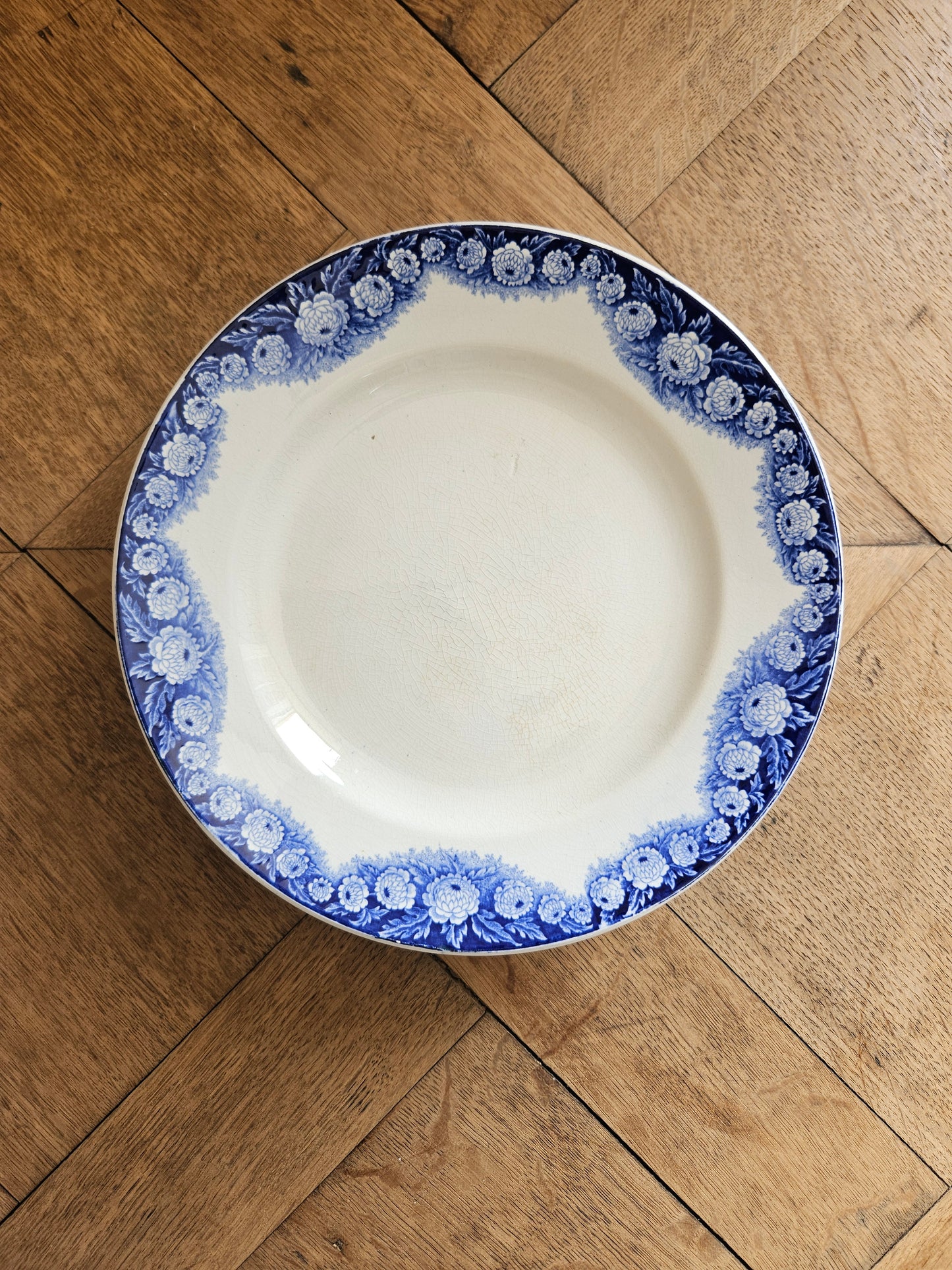 Assiette sur pied ancienne Boch Frères La Louvière, modèle Elvire.
