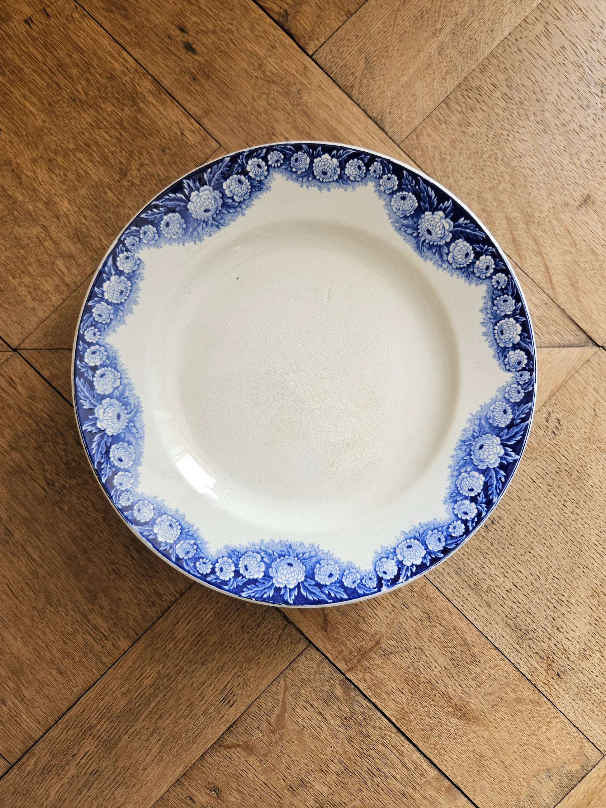 Assiette sur pied ancienne Boch Frères La Louvière, modèle Elvire.