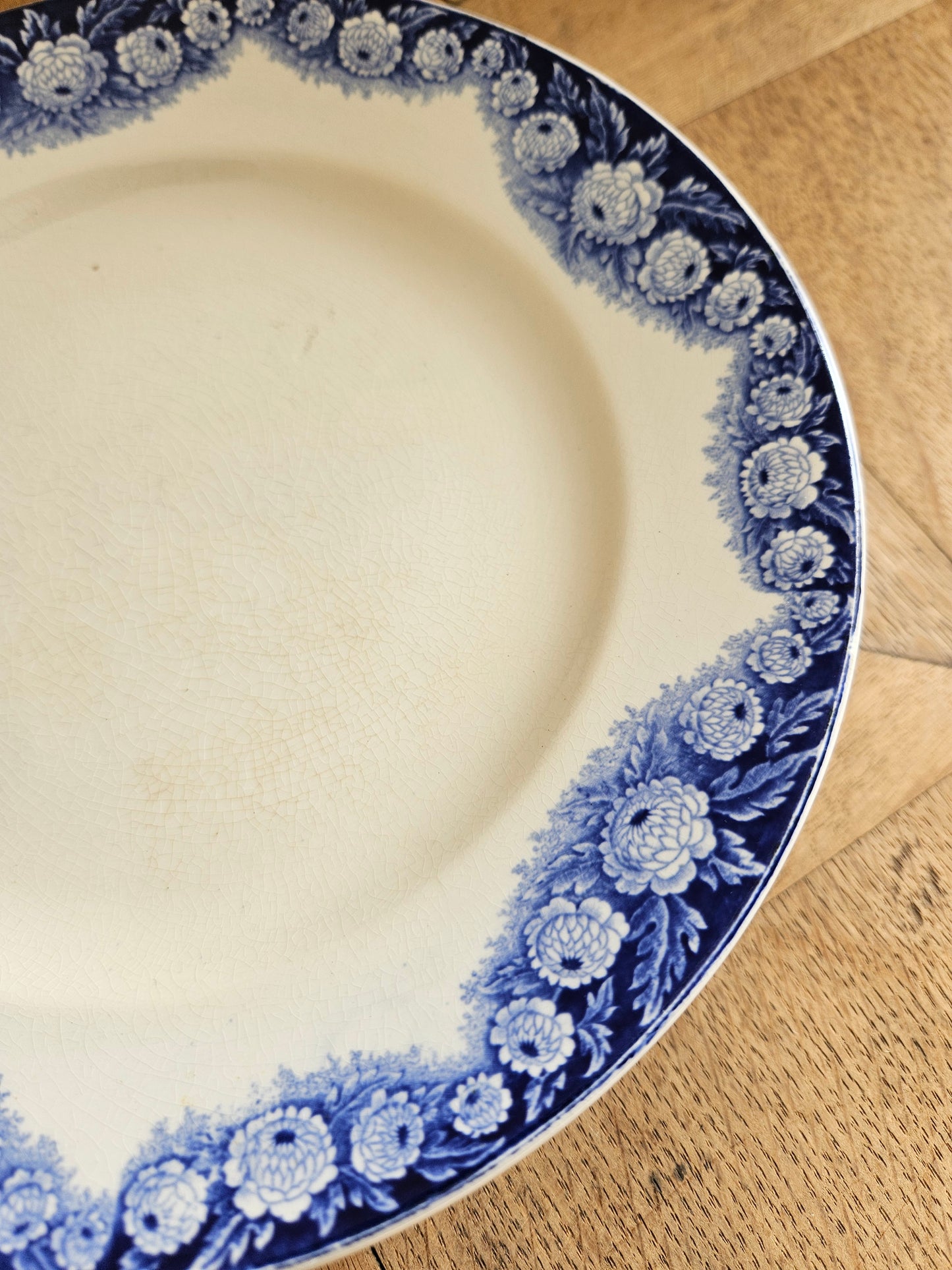 Assiette sur pied ancienne Boch Frères La Louvière, modèle Elvire.