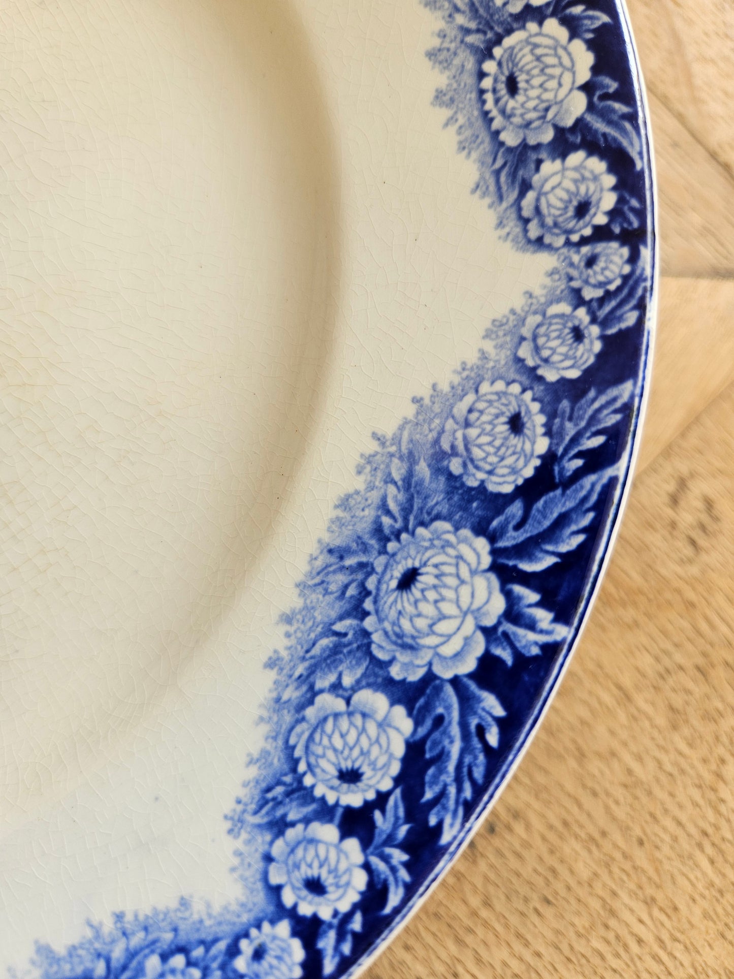 Assiette sur pied ancienne Boch Frères La Louvière, modèle Elvire.