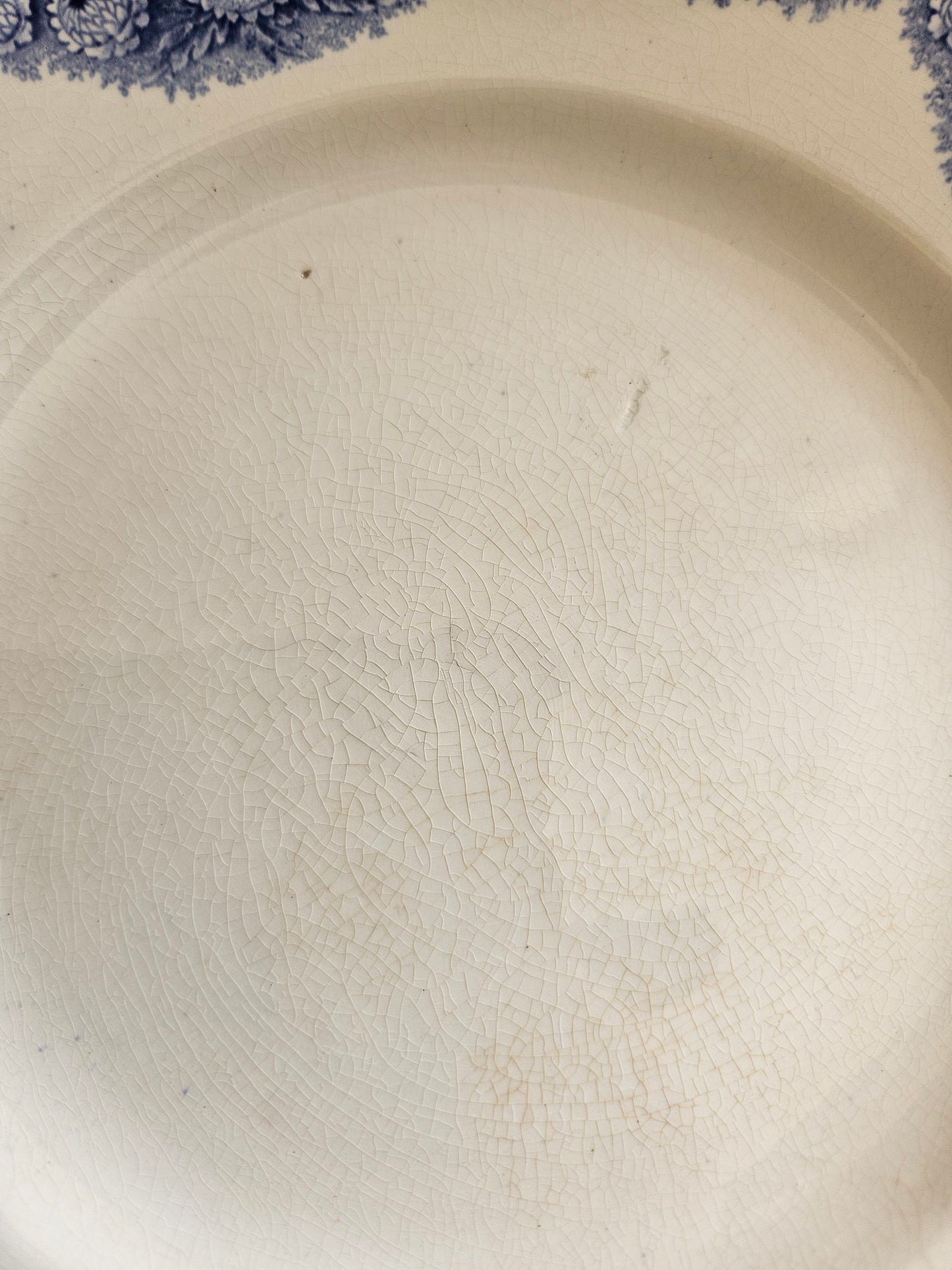 Assiette sur pied Boch Frères, Elvire