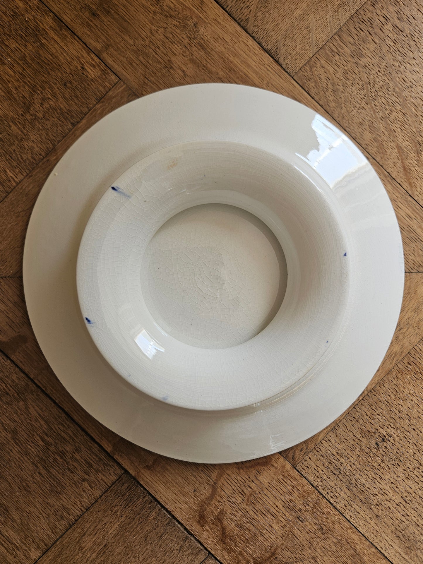 Assiette sur pied ancienne Boch Frères La Louvière, modèle Elvire.