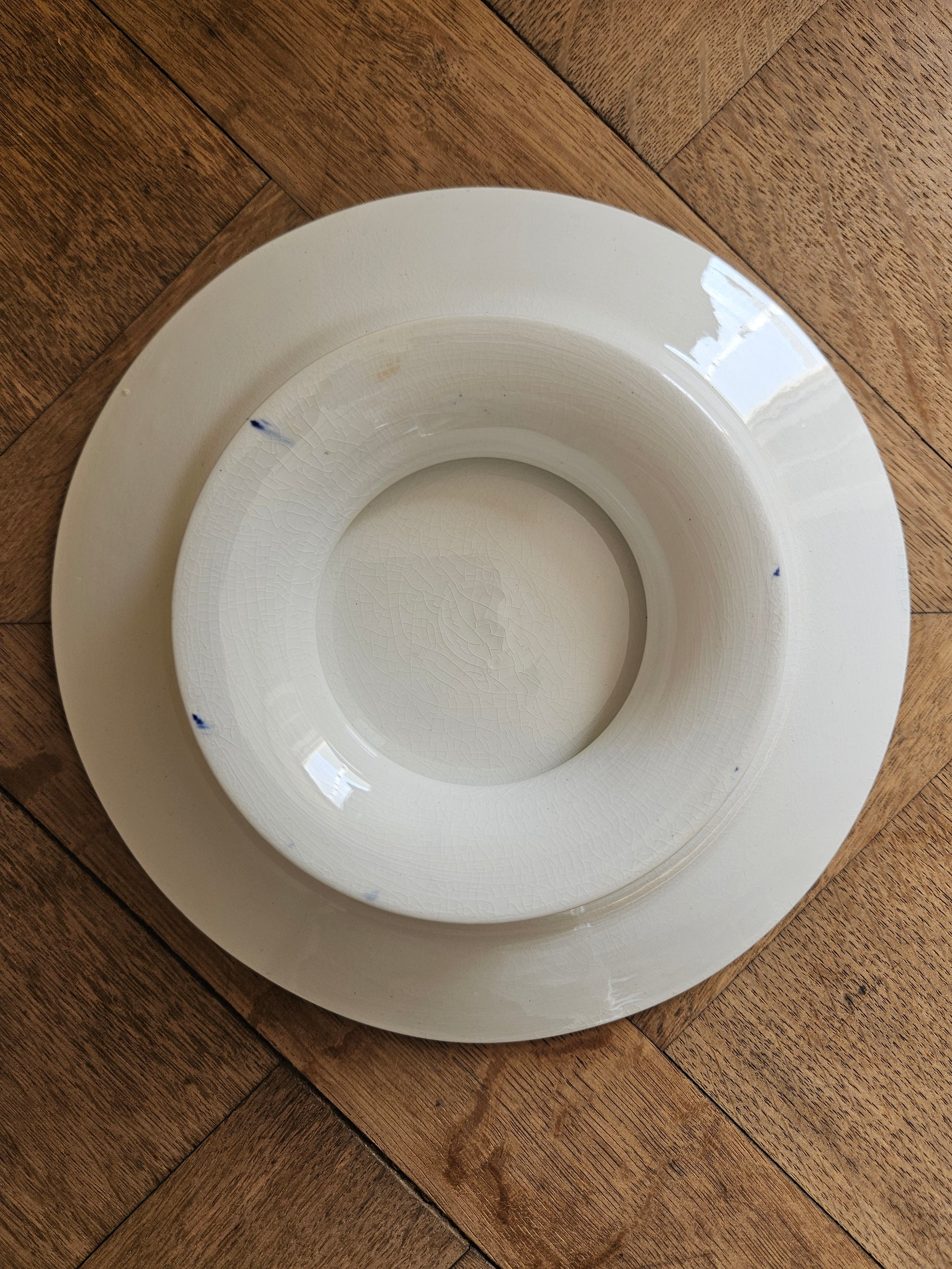 Assiette sur pied ancienne Boch Frères La Louvière, modèle Elvire.