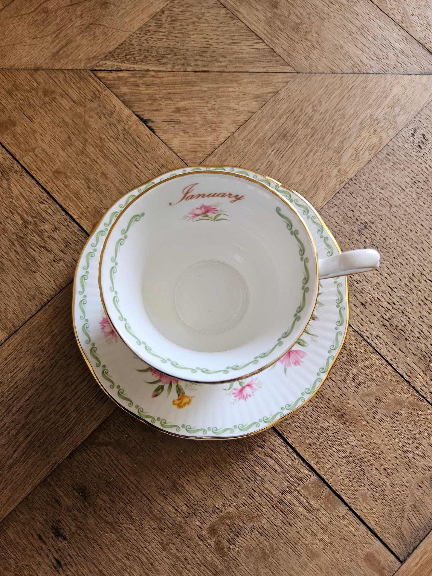 Tasse Queen’s, January carnation. Décor d'œillets.