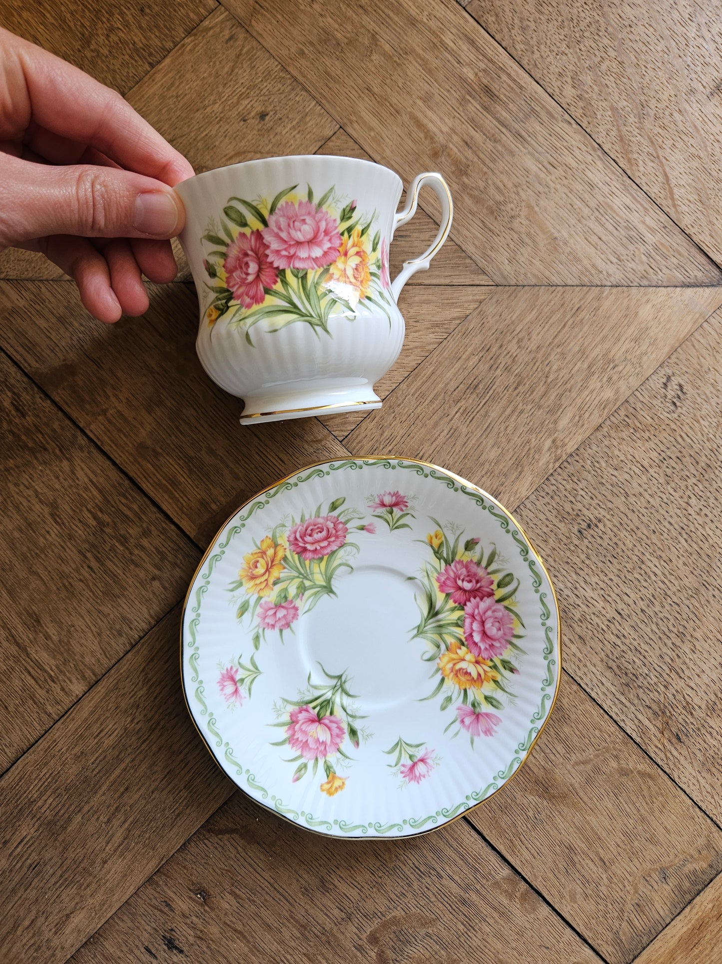 Tasse Queen’s, January carnation. Décor d'œillets.