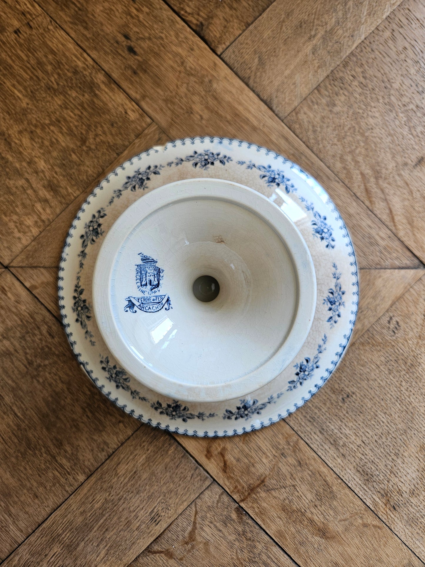 Compotier ancien estampillé porcelaine opaque de Gien, Arcachon, Terre de fer