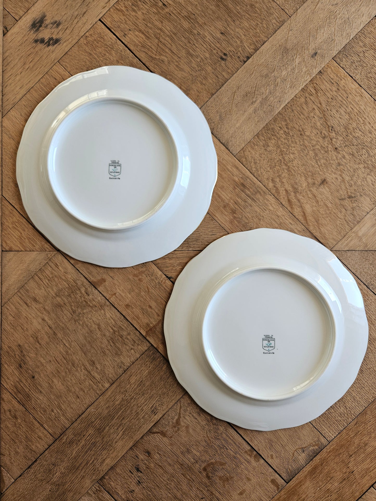 Assiettes plates dépareillées dorées