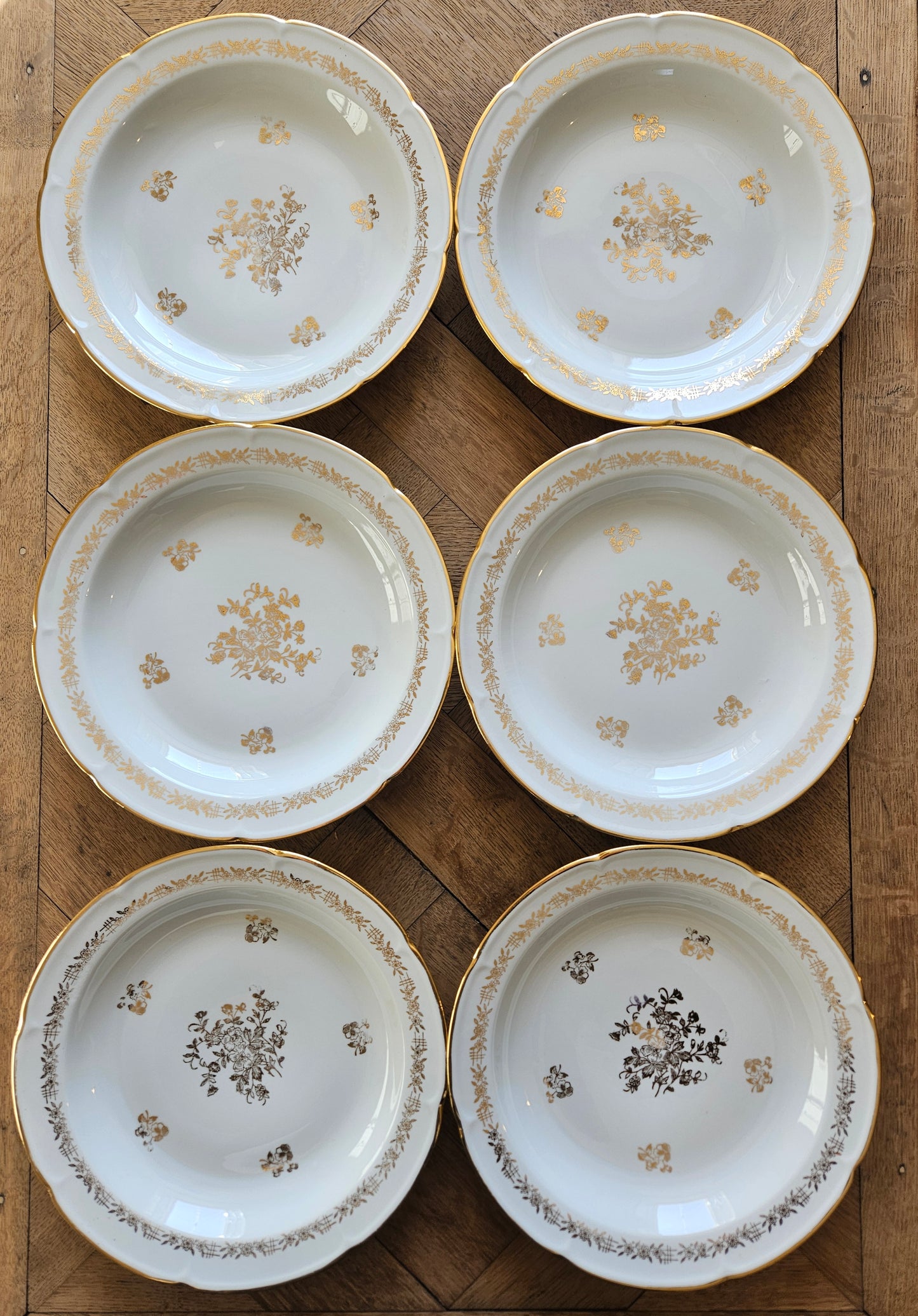 Lot de 6 assiettes creuses anciennes en porcelaine de Vierzon. Décor floral blanc et doré idéal pour une table de fête élégante et raffinée.