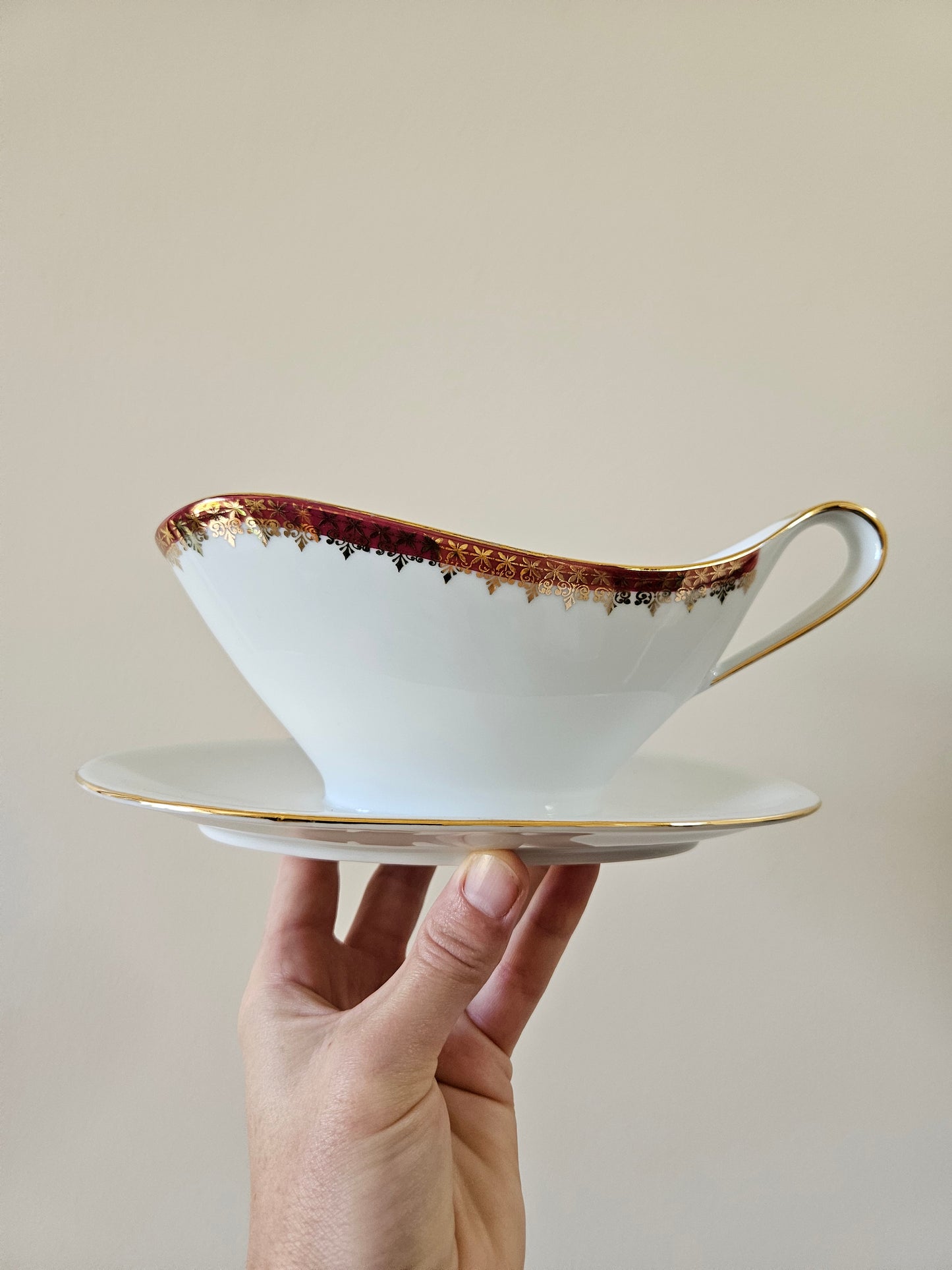 Saucière vintage en porcelaine. Décor rouge et doré. Pour table de fête.