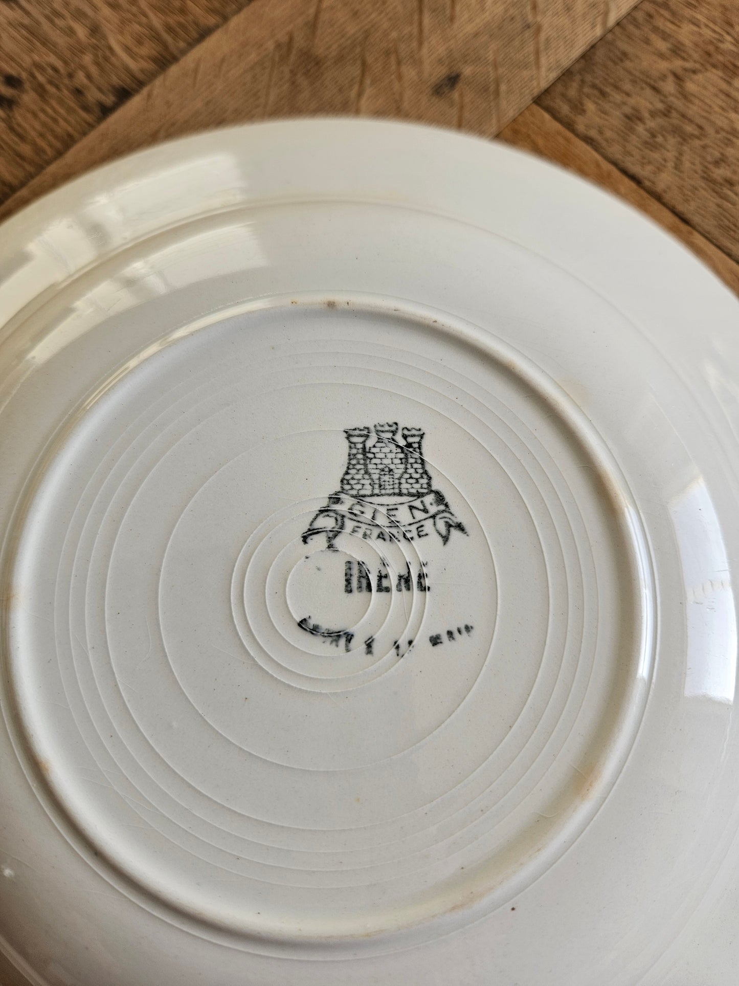 Assiettes creuses rétro dépareillées, rouges et bleues