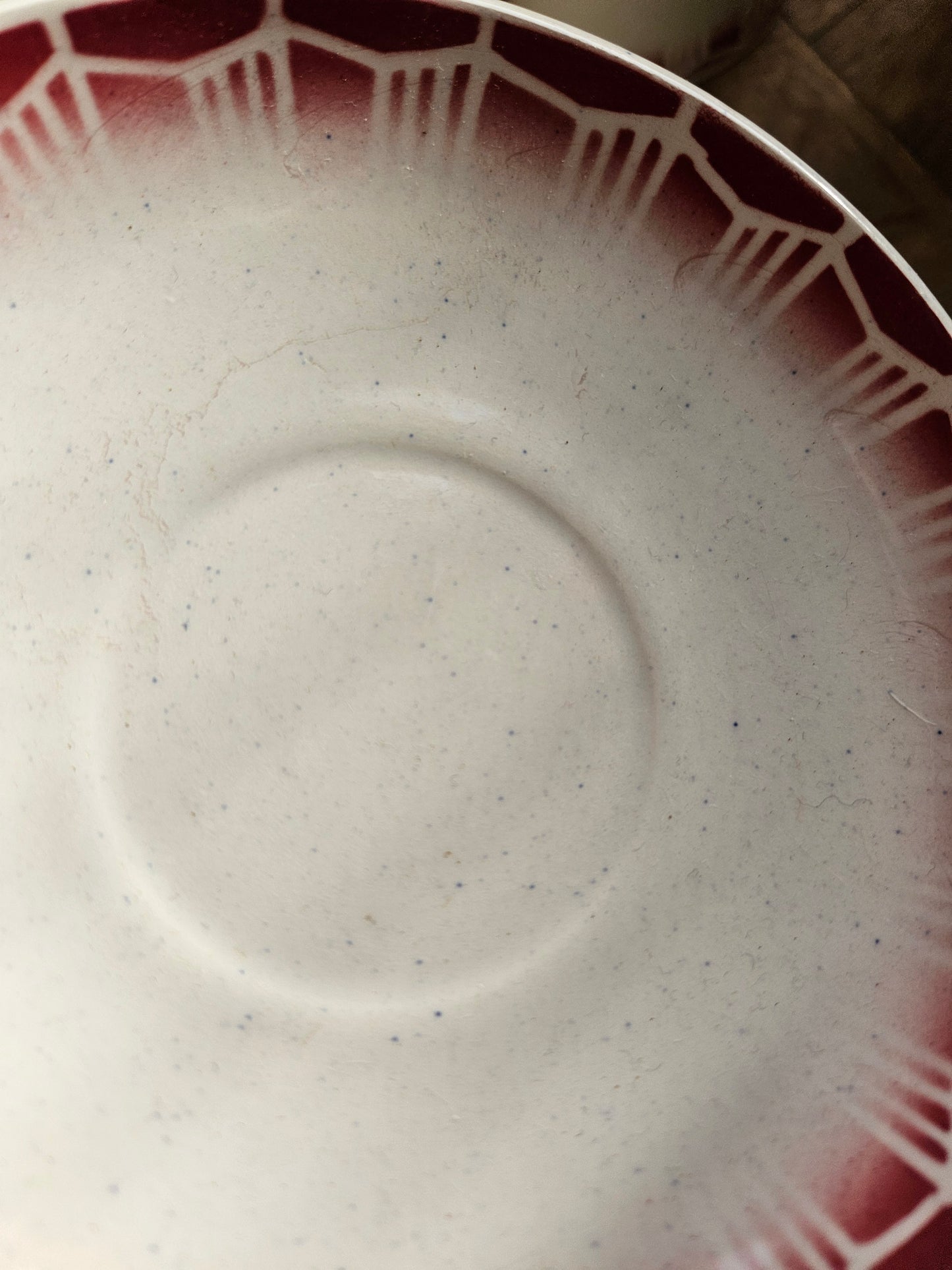 Tasses rétro décor géométrique rouge