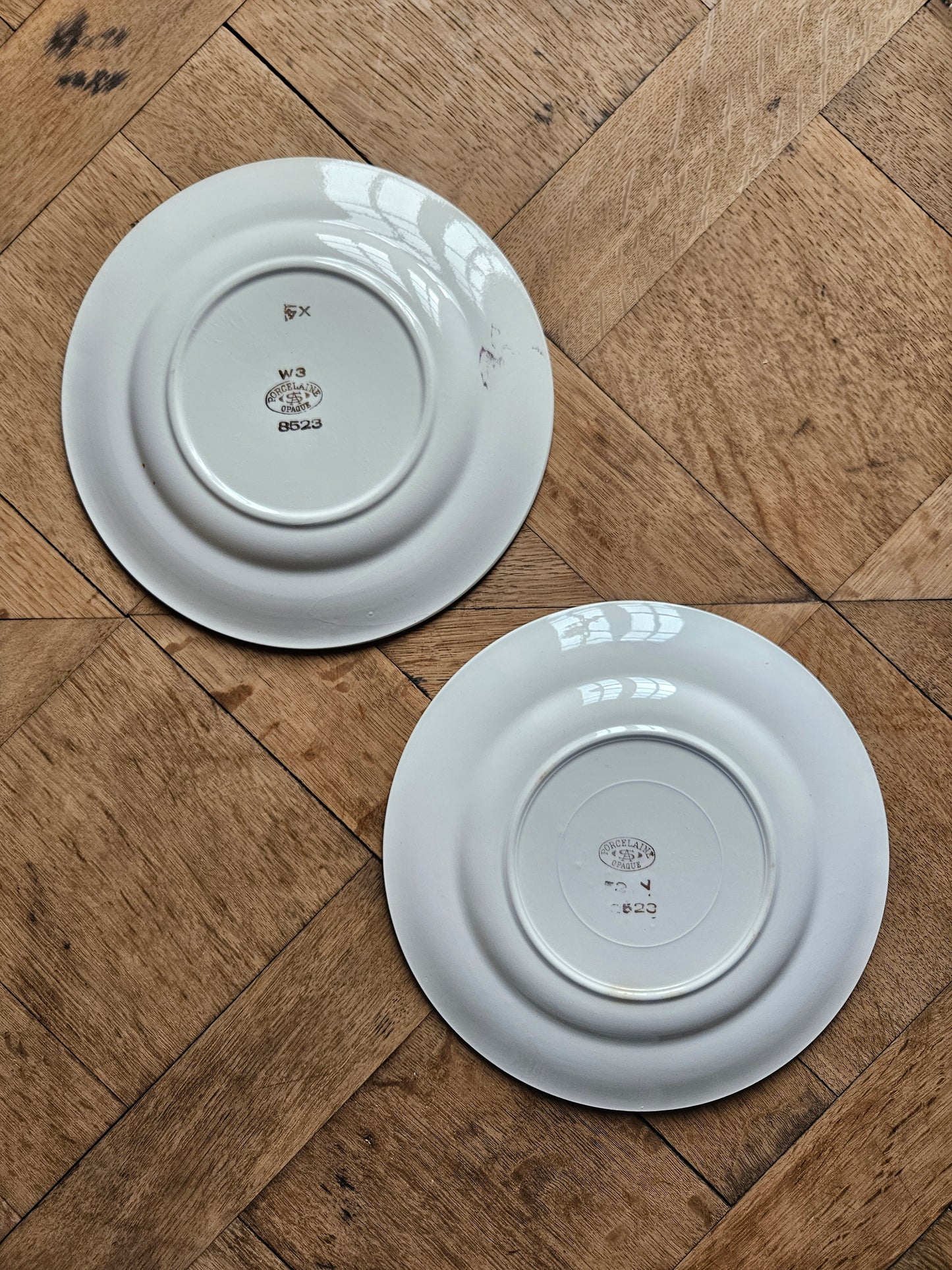 Assiettes plates dépareillées, mint et doré