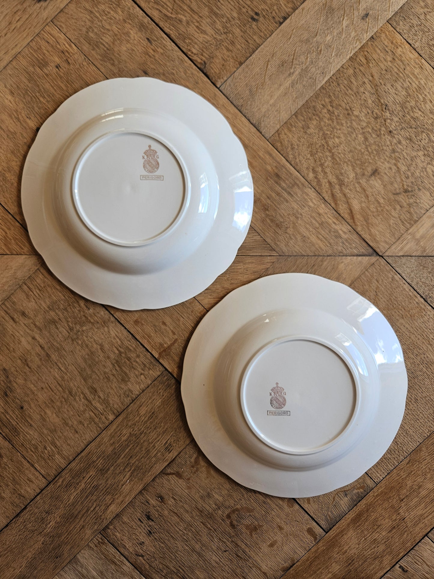 Assiettes creuses dépareillées, mint et fleurs