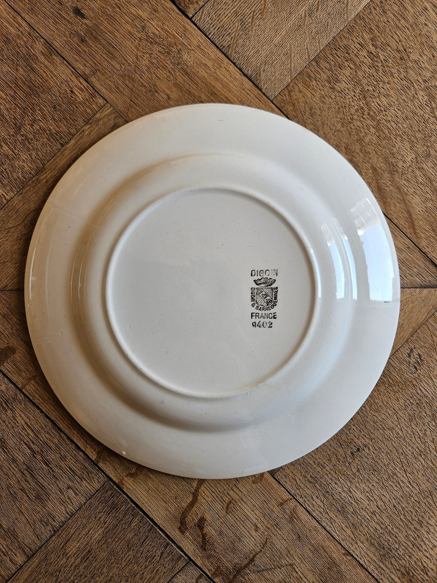 Assiette plate Digoin, décor basque