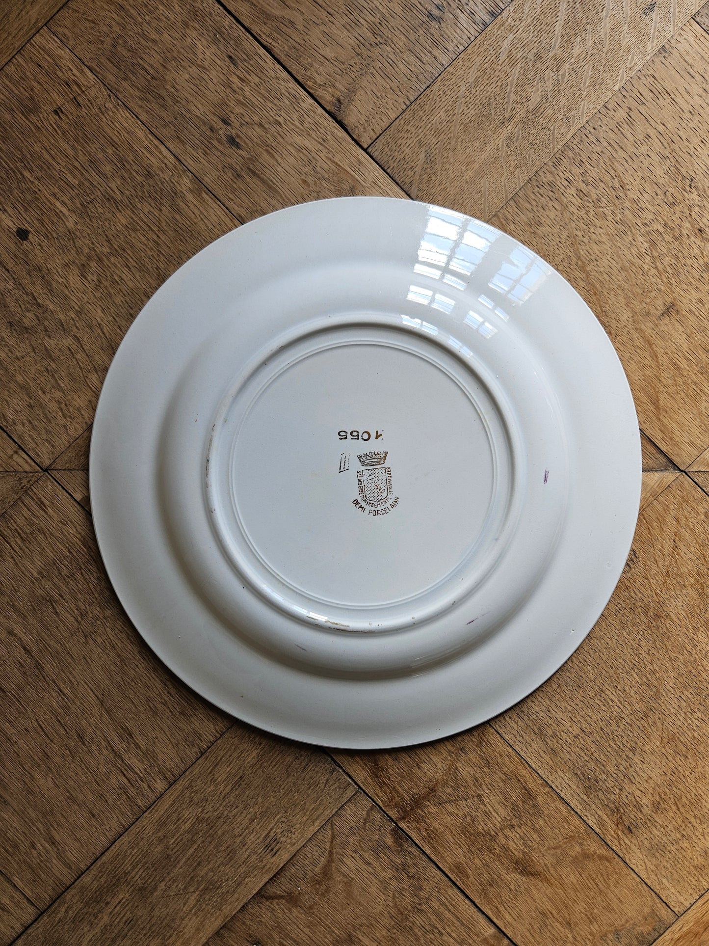 Plat rond St Amand, bouquets de roses