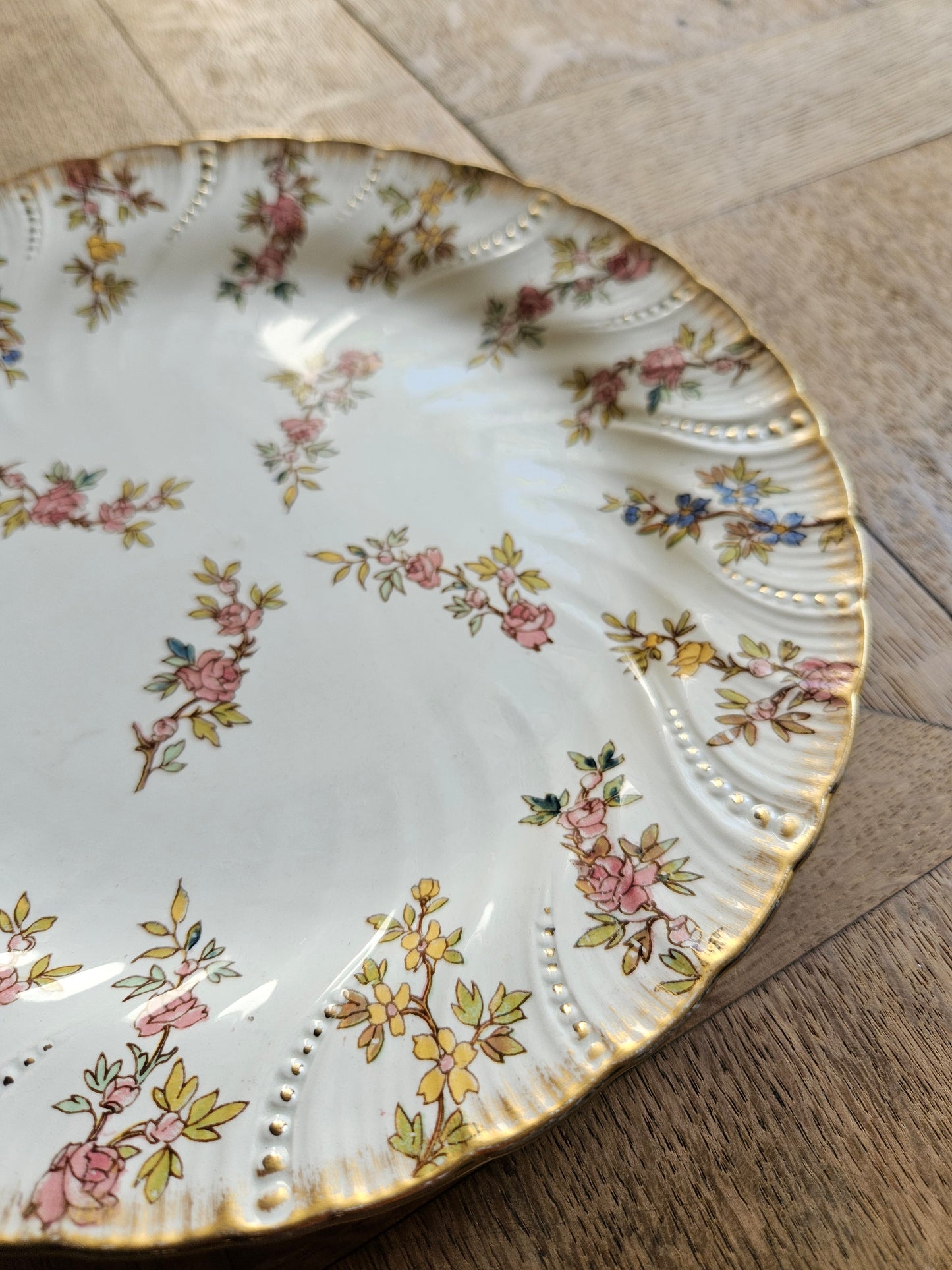 2 assiettes plates Sarreguemines, Louis XV