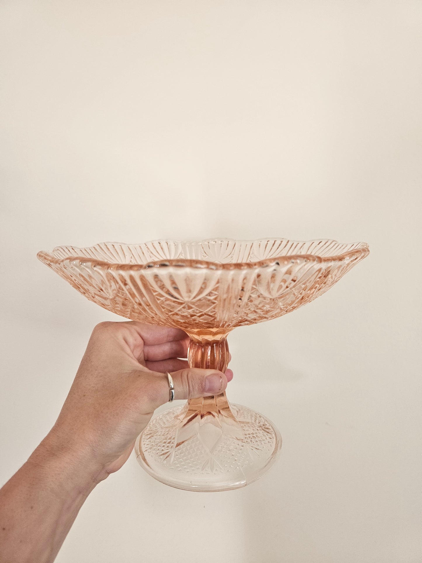 Coupe sur pied shabby chic en cristal rose