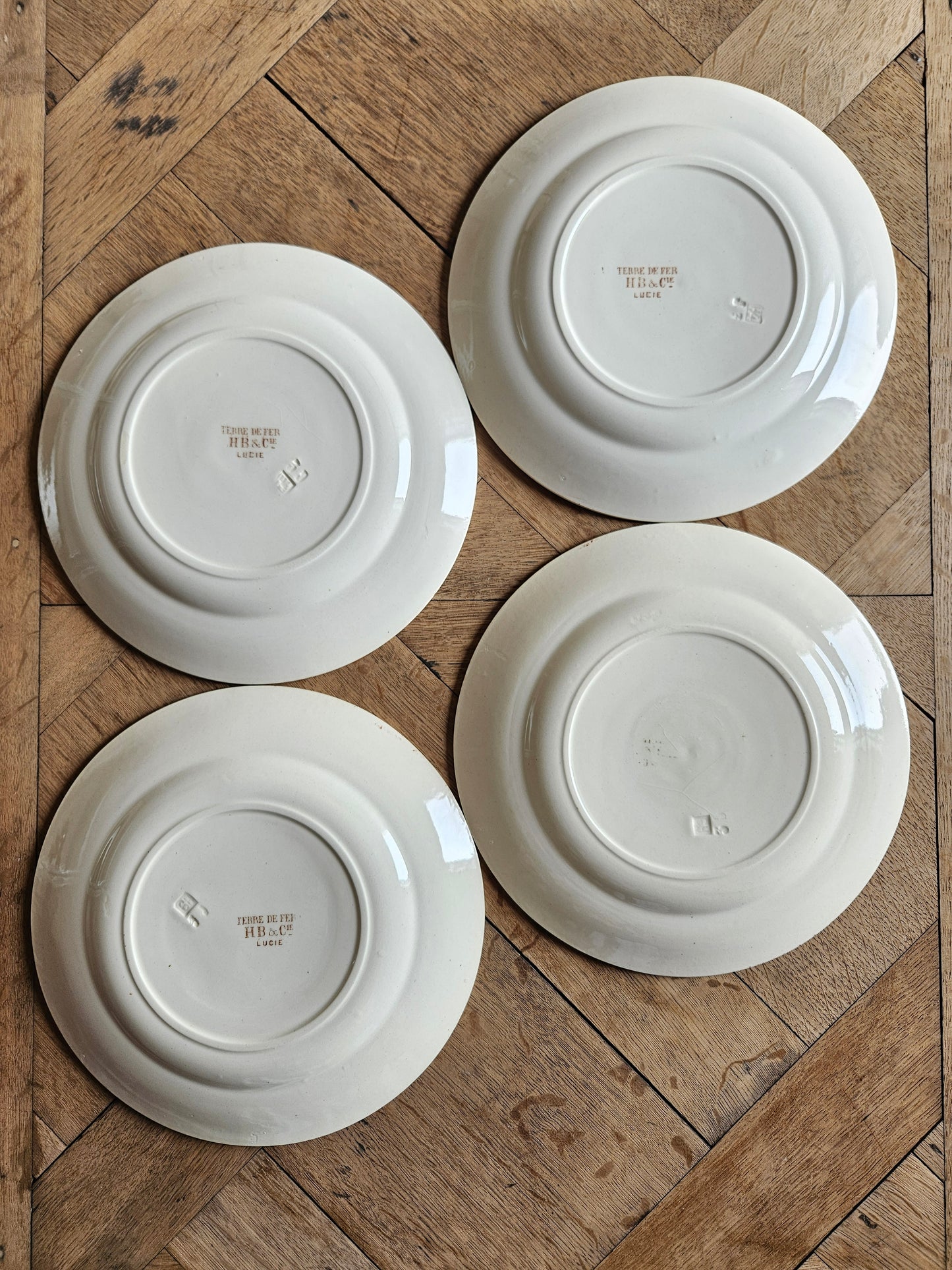 Vaisselle ancienne estampillée HB et Cie terre de fer lucie. Couleur sépia.