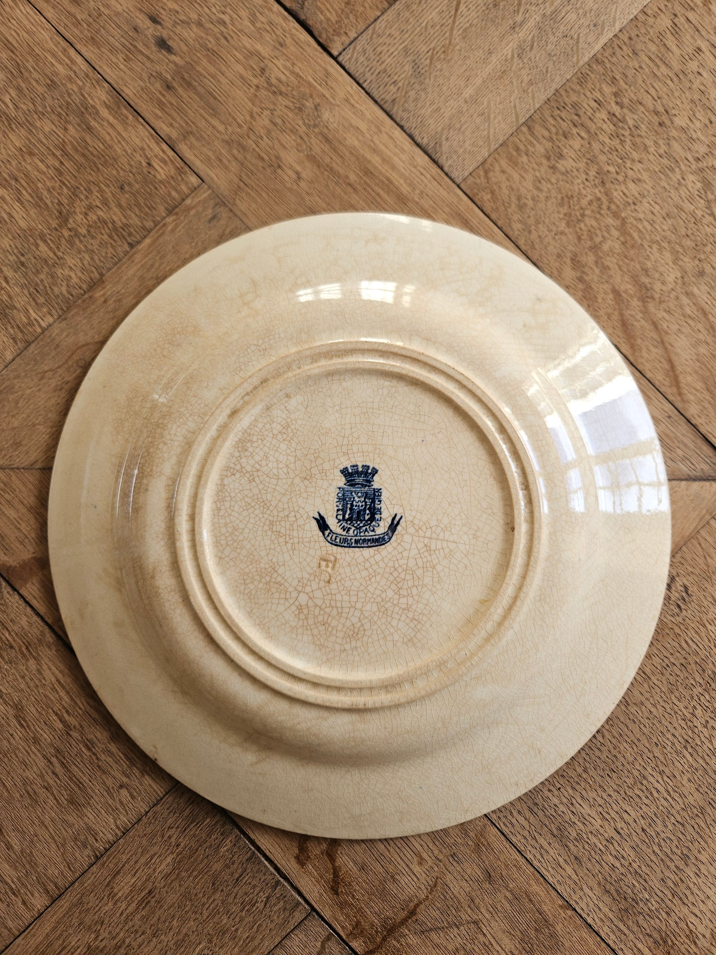 Estampille Gien fleurs normandes sur assiette vintage