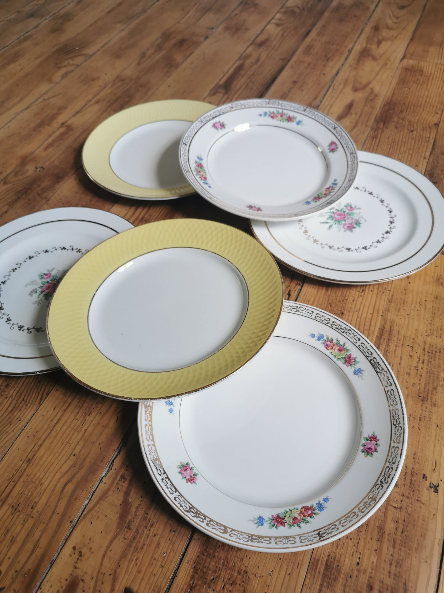 Assiettes plates vintage dépareillées