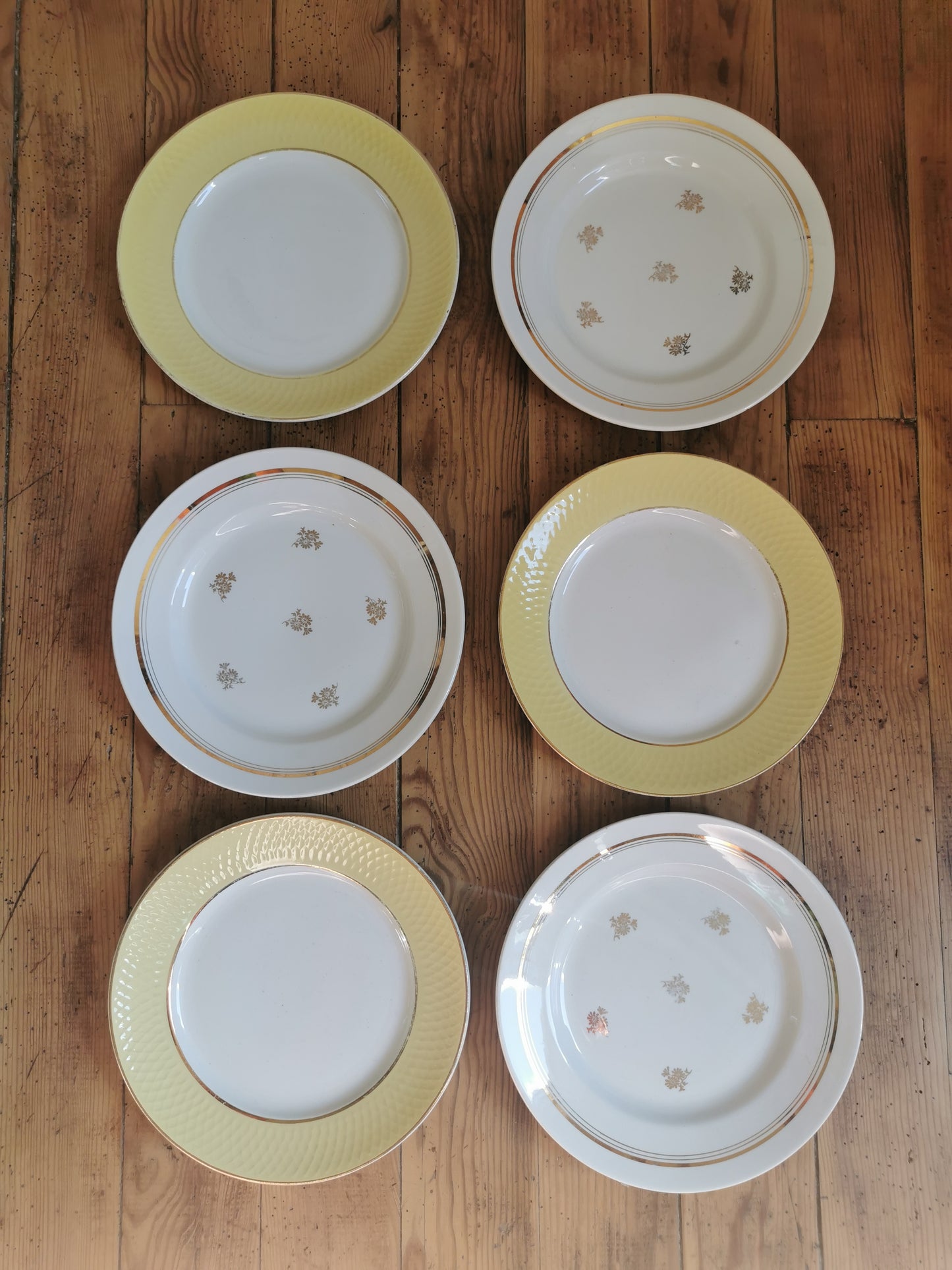 Assiettes plates vintage dépareillées