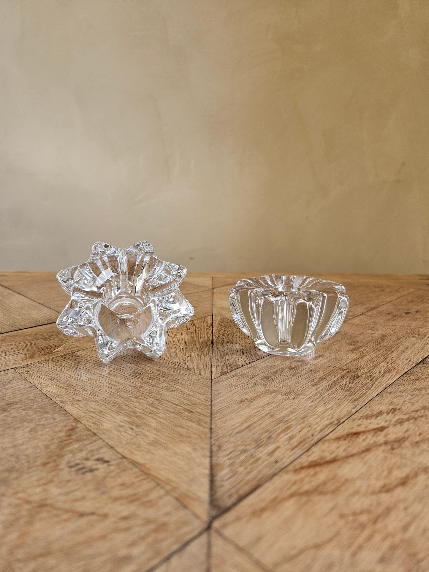 Lotbde 2 bougeoirs vintage en cristal de Vannes. Forme d’étoile.