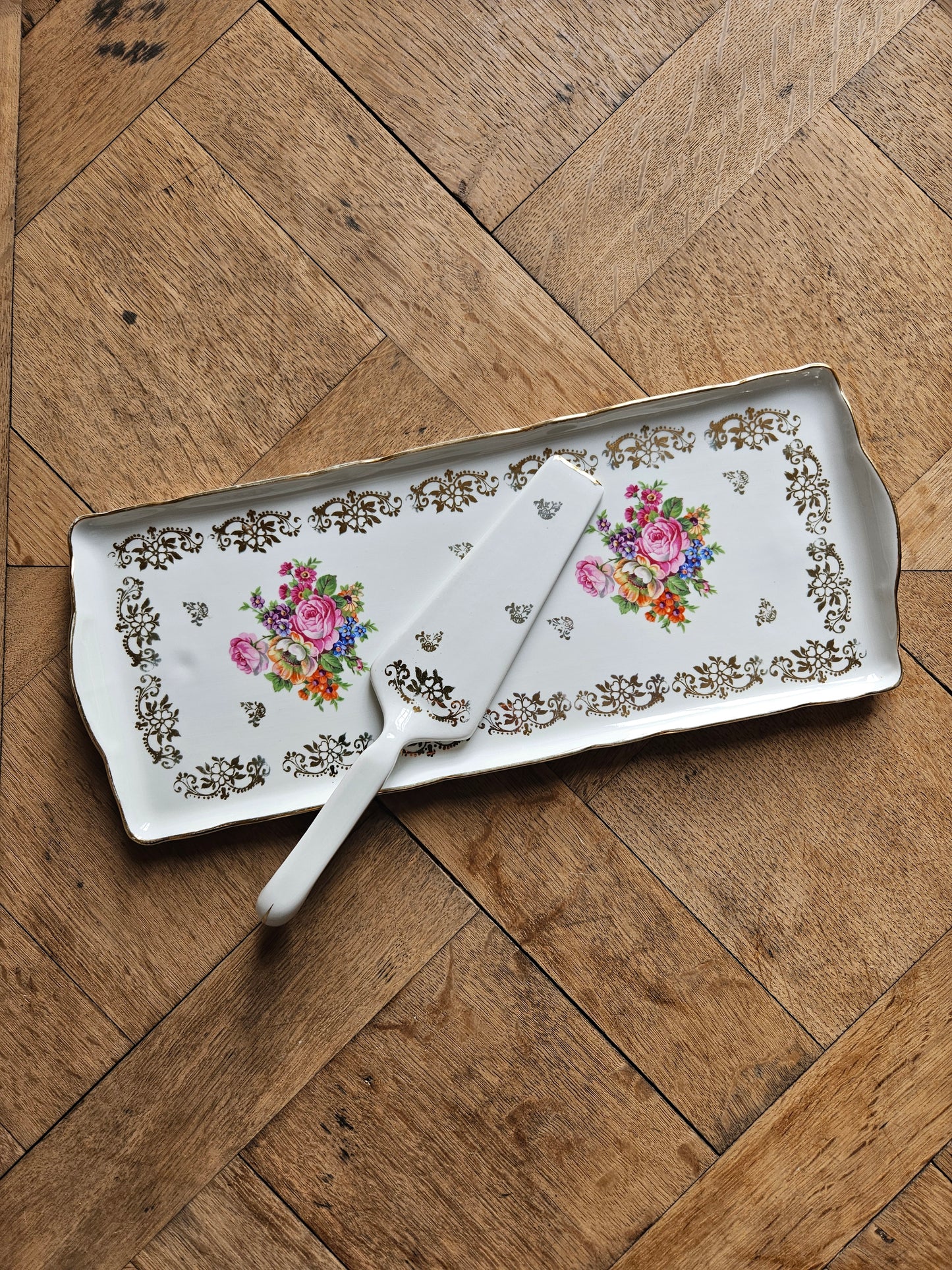Plat à cake et sa pelle en porcelaine