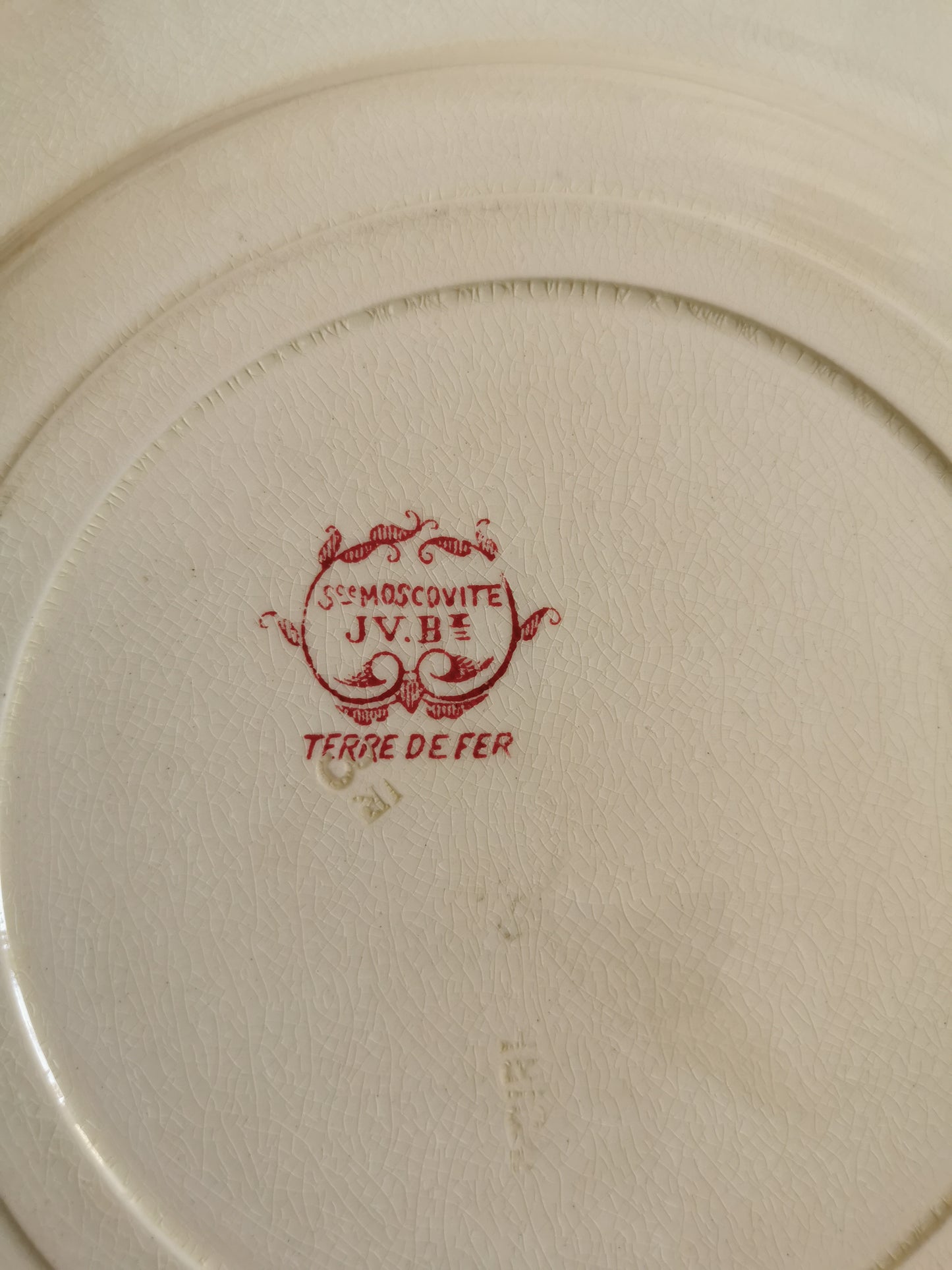 Assiettes plates anciennes en terre de fer, Moscovite