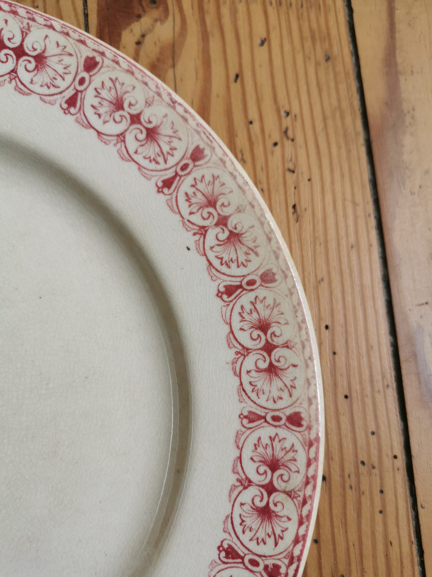Assiettes plates anciennes en terre de fer, Moscovite