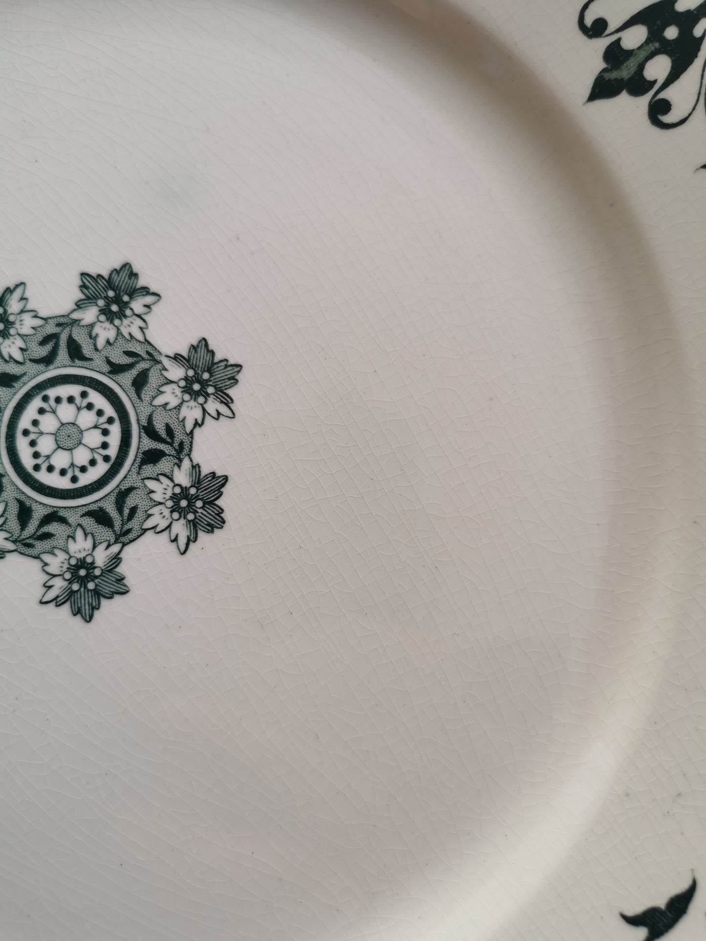 Assiettes plates anciennes dépareillées, décors arabisants