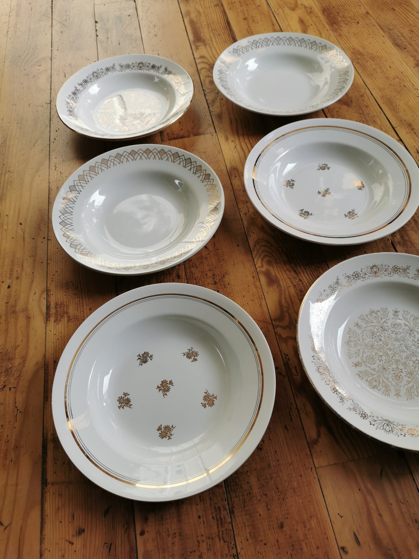 Assiettes creuses vintage dépareillées, blanc et doré I