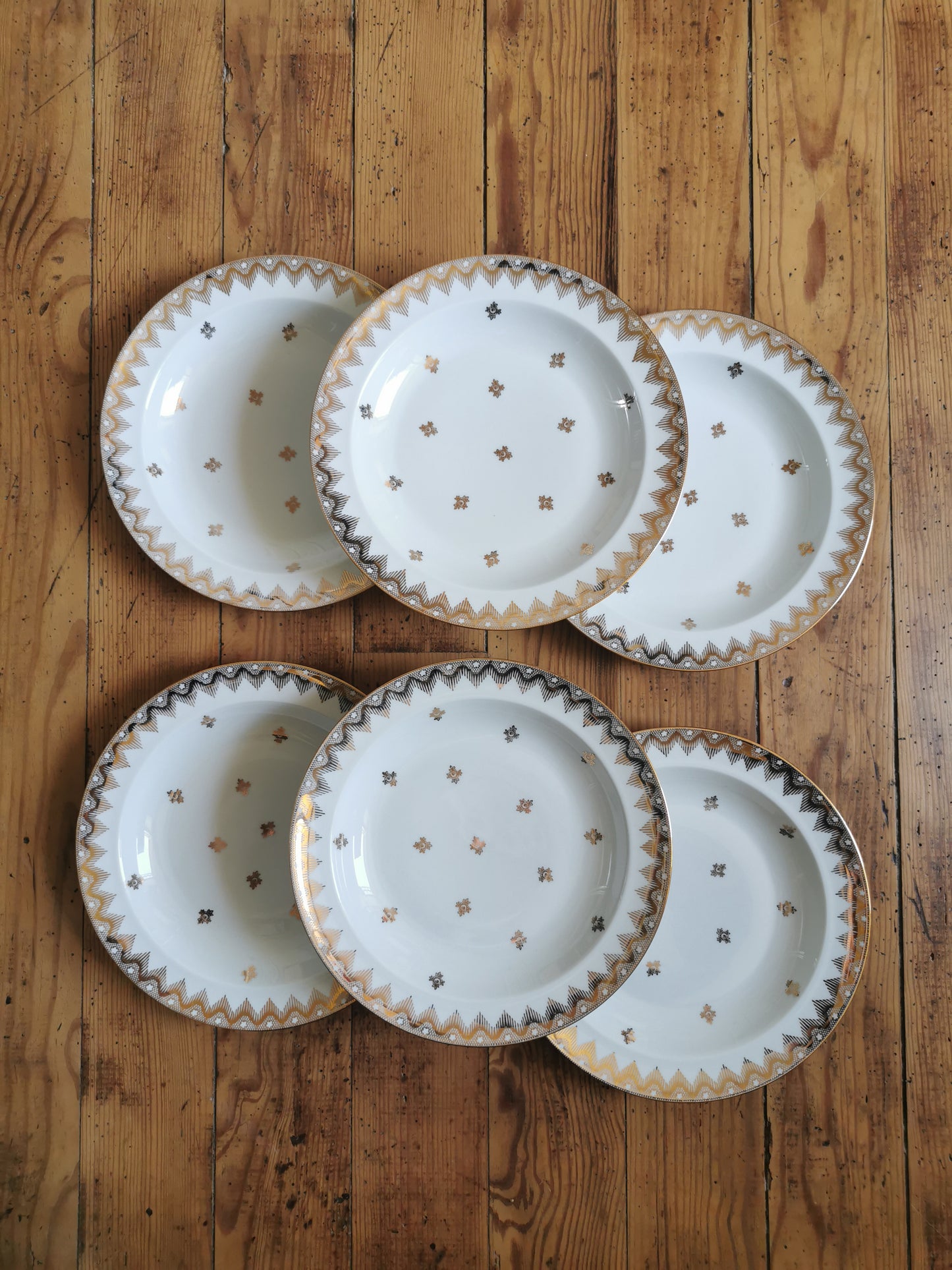 Assiettes creuses porcelaine de Limoges blanches et dorées. Élégantes et raffinées.
