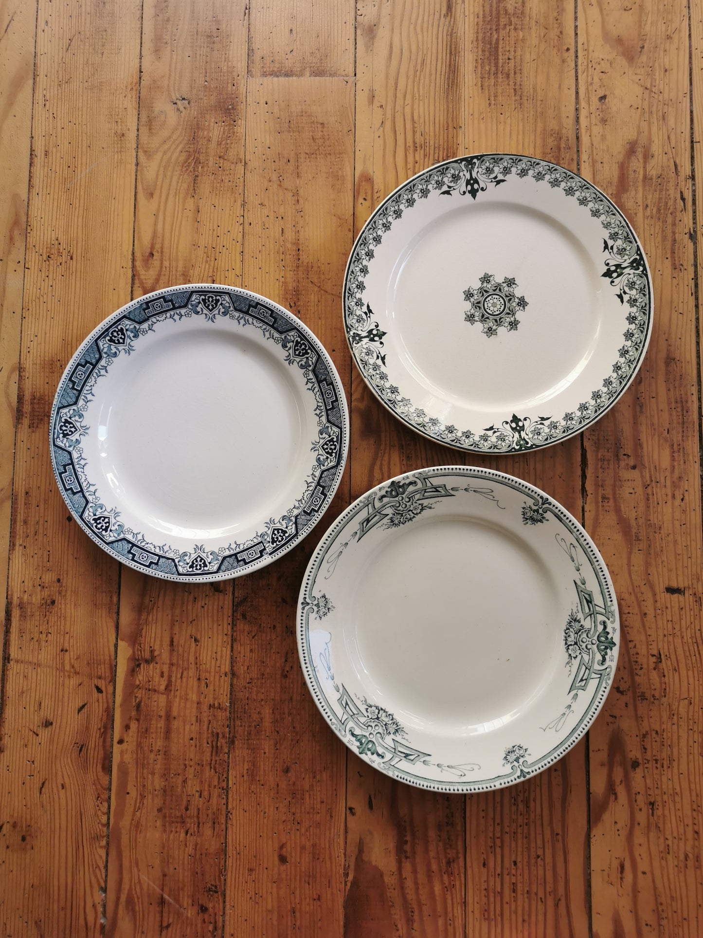 Assiettes plates anciennes dépareillées, décors arabisants
