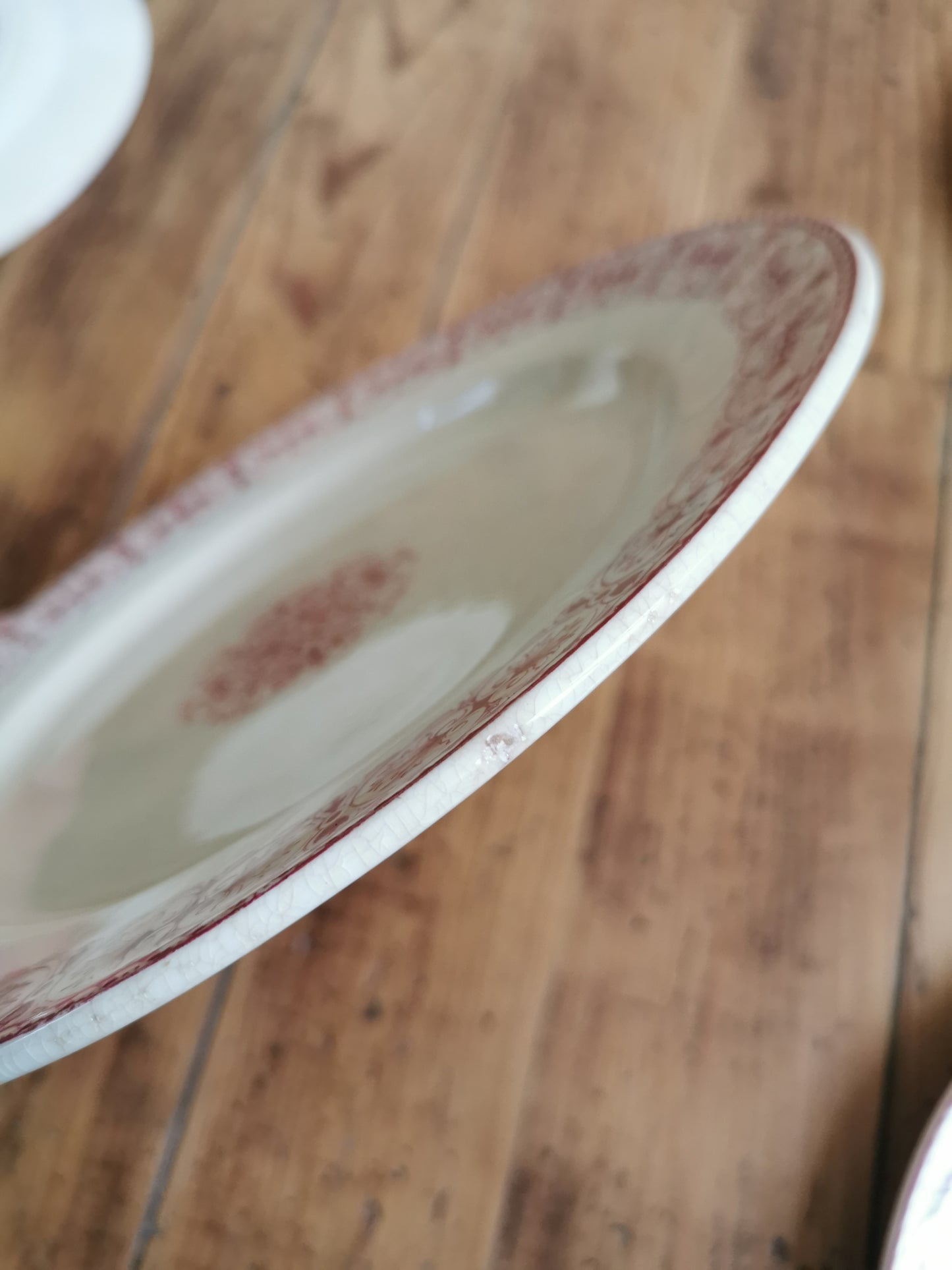 Assiettes plates anciennes en terre de fer, Moscovite