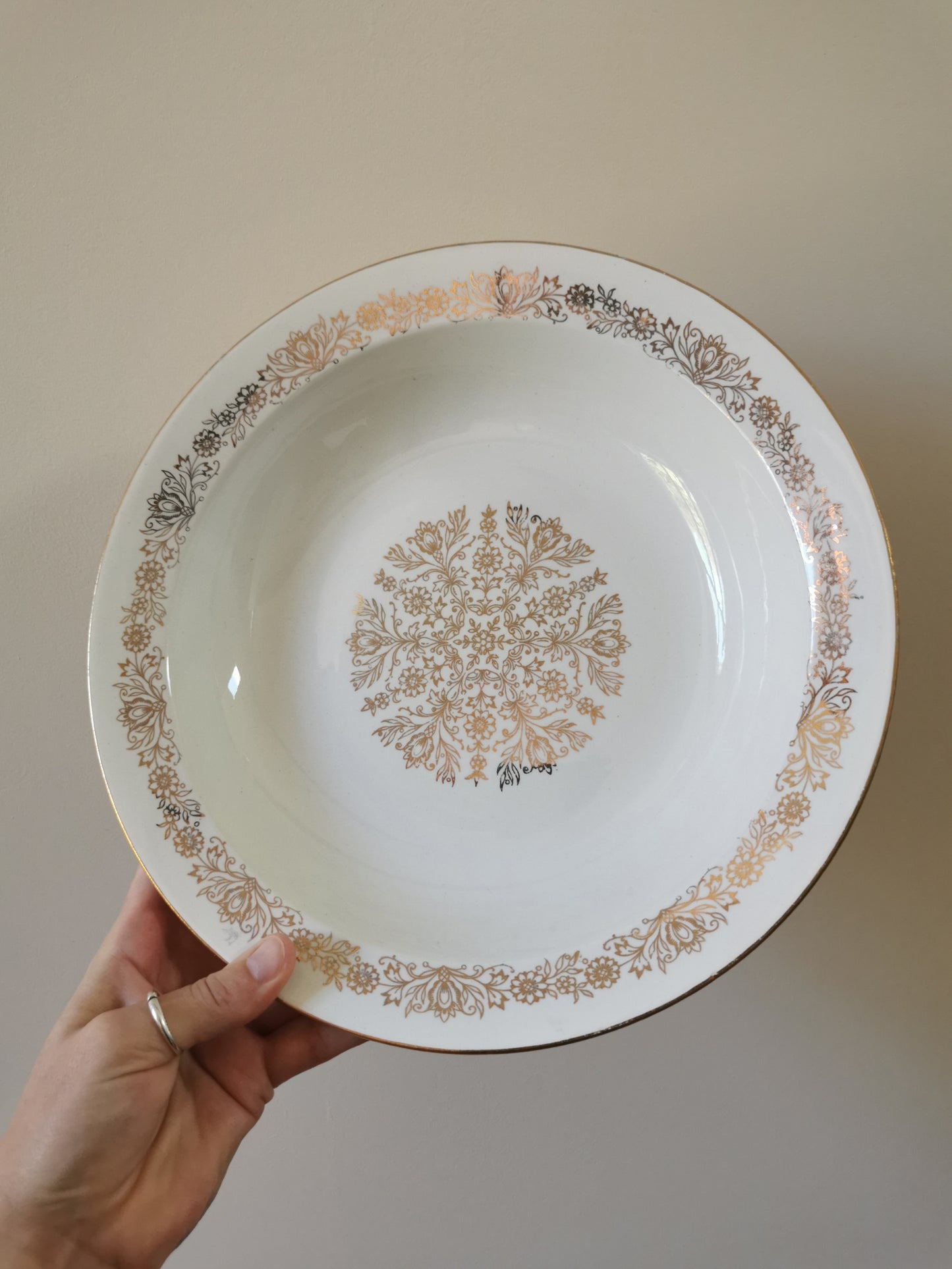 Plat creux vintage L'Amandinoise, blanc et doré