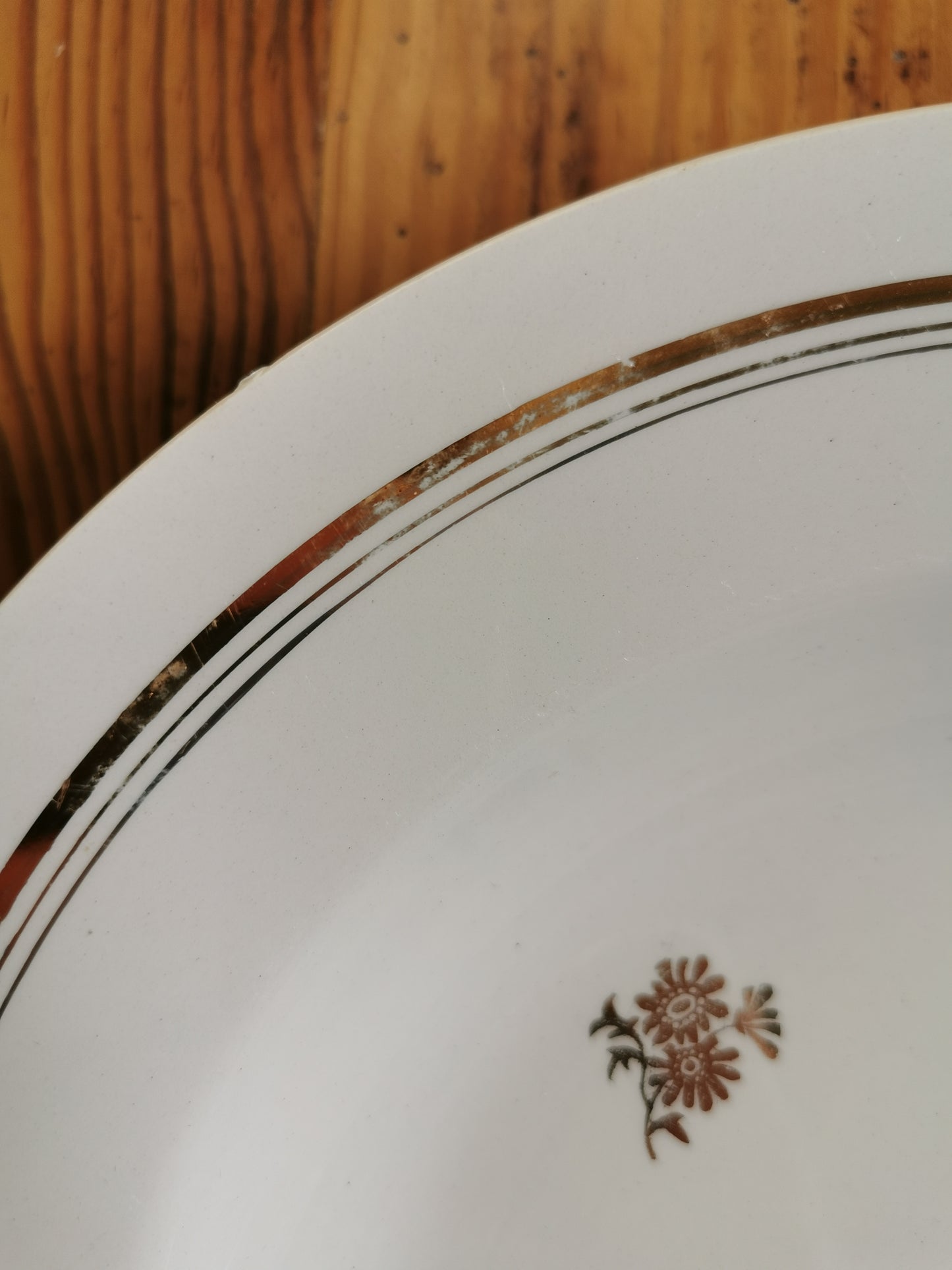 Assiettes creuses vintage dépareillées, blanc et doré I