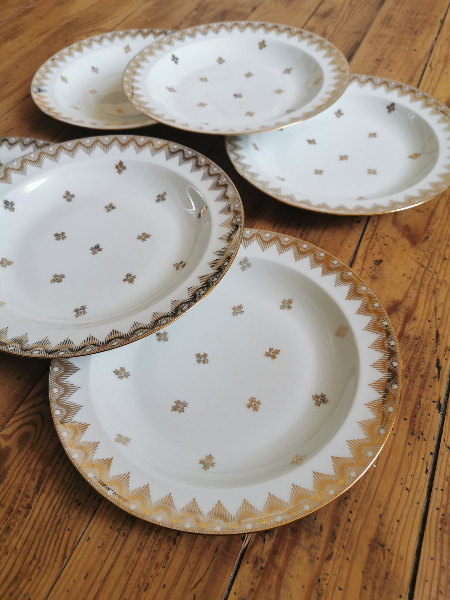 Assiettes creuses porcelaine de Limoges blanches et dorées. Élégantes et raffinées.
