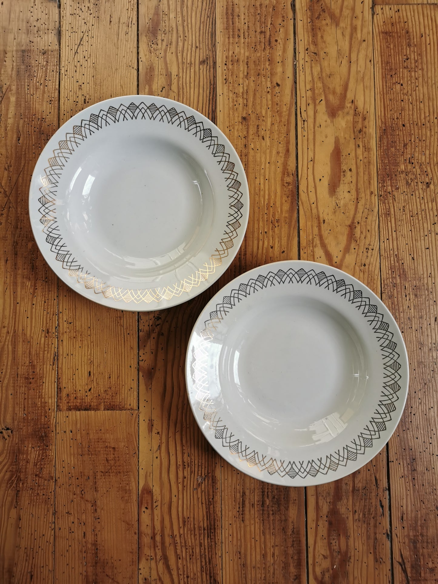 Assiettes creuses vintage dépareillées, blanc et doré I