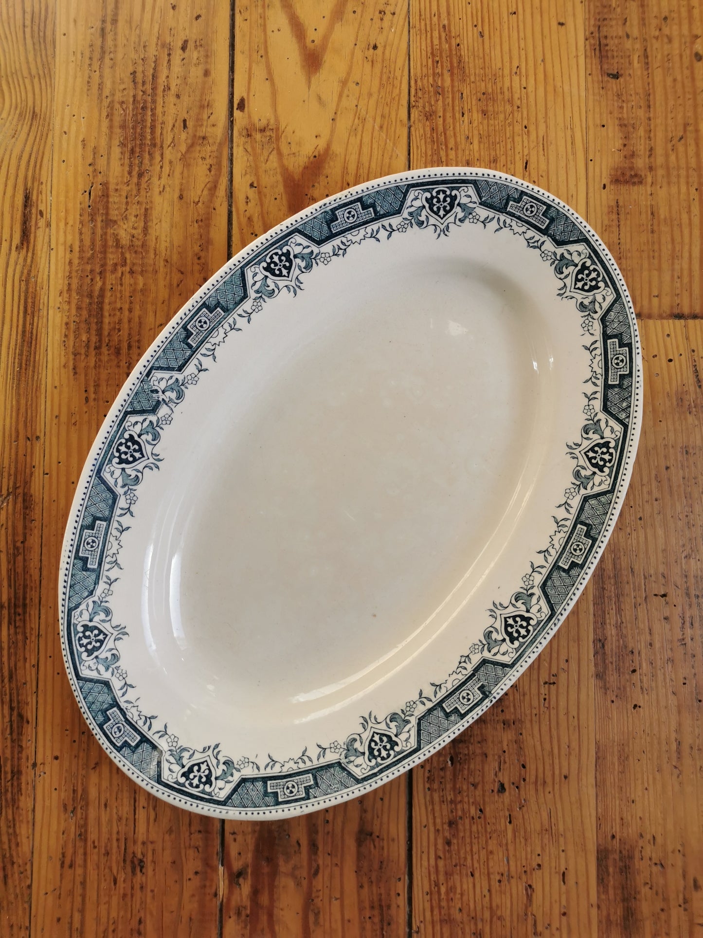 Plat ovale ancien en terre de fer, St Amand et Hamage, Maroc