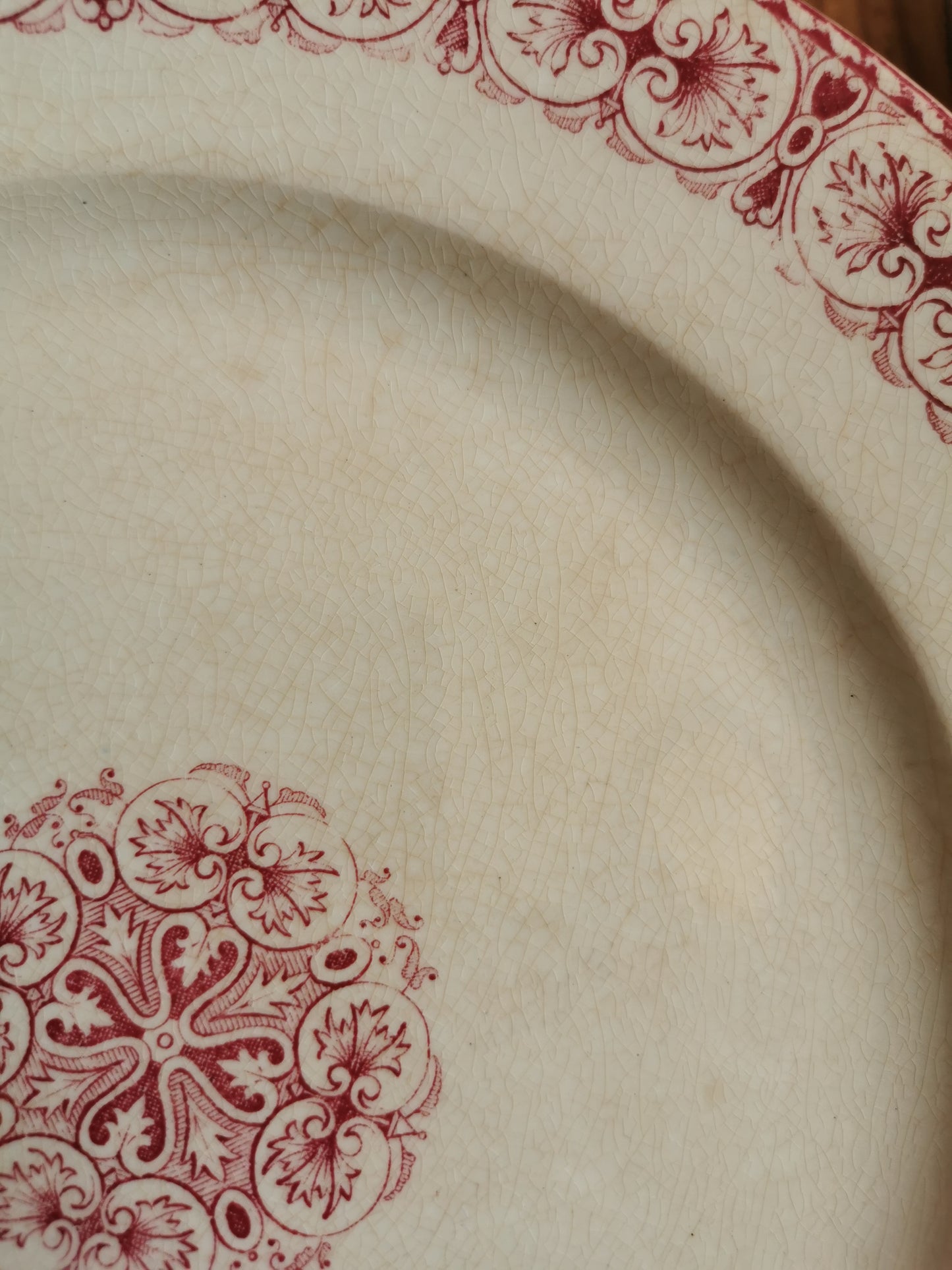 Assiettes plates anciennes en terre de fer, Moscovite