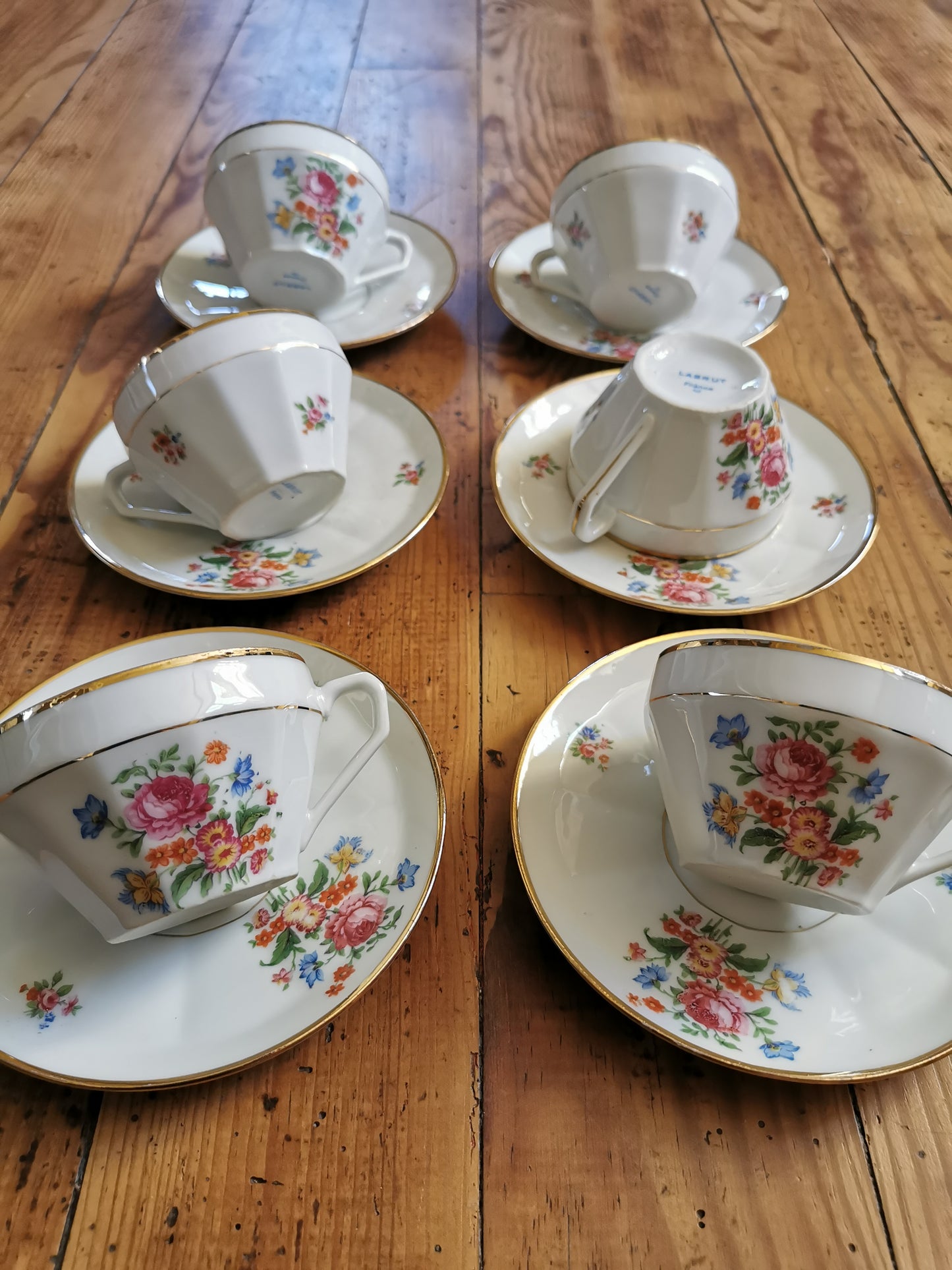 Tasses fleuries en porcelaine