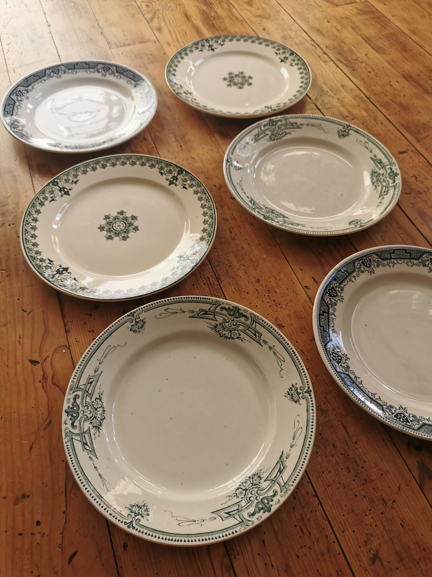 Assiettes plates anciennes dépareillées, décors arabisants