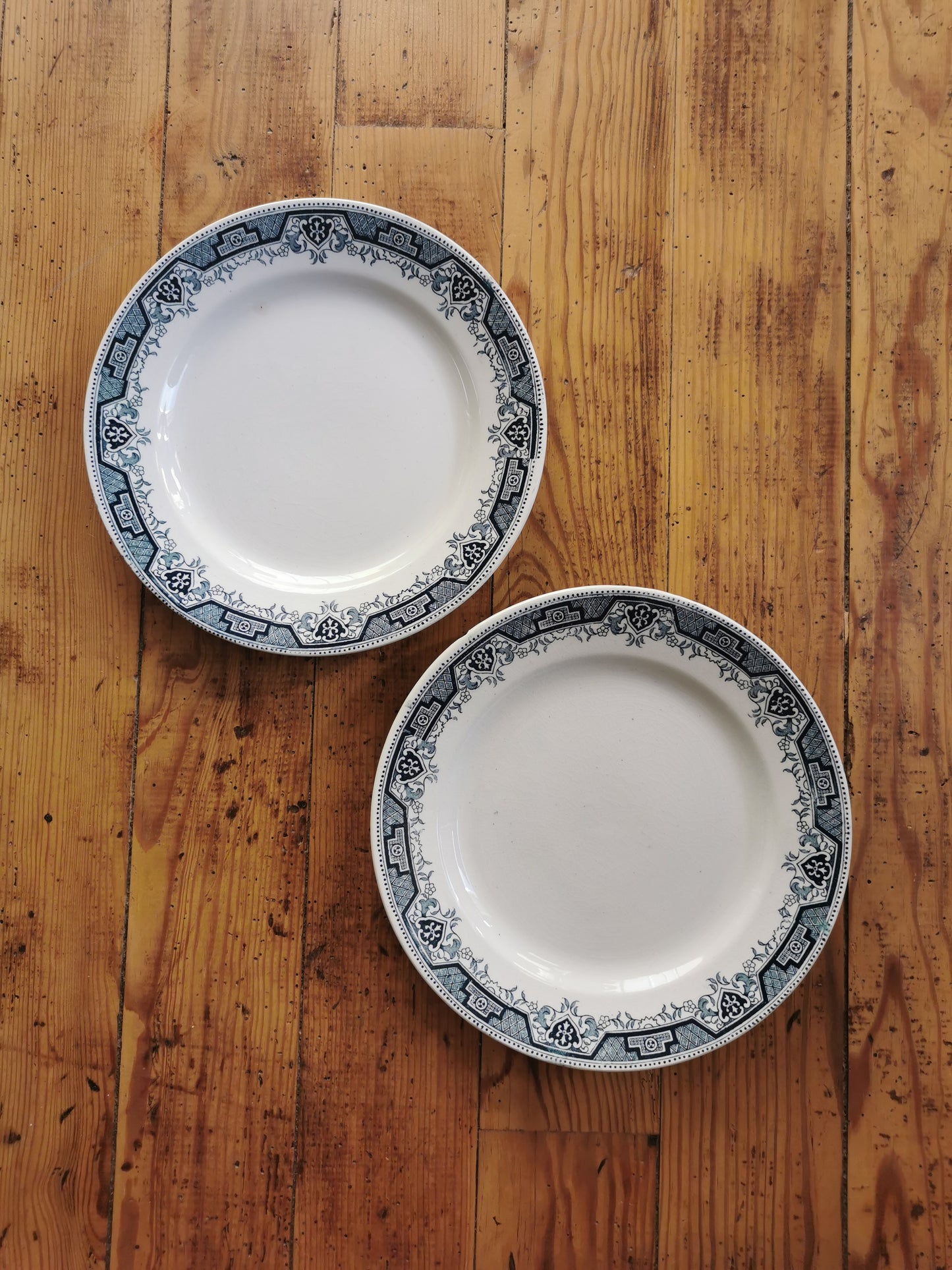 Assiettes plates anciennes dépareillées, décors arabisants