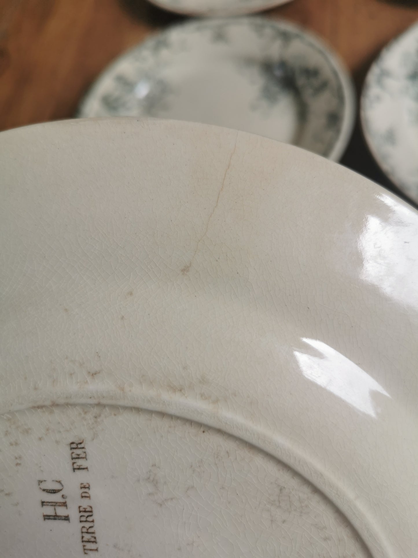 Assiettes plates en terre de fer, H.C