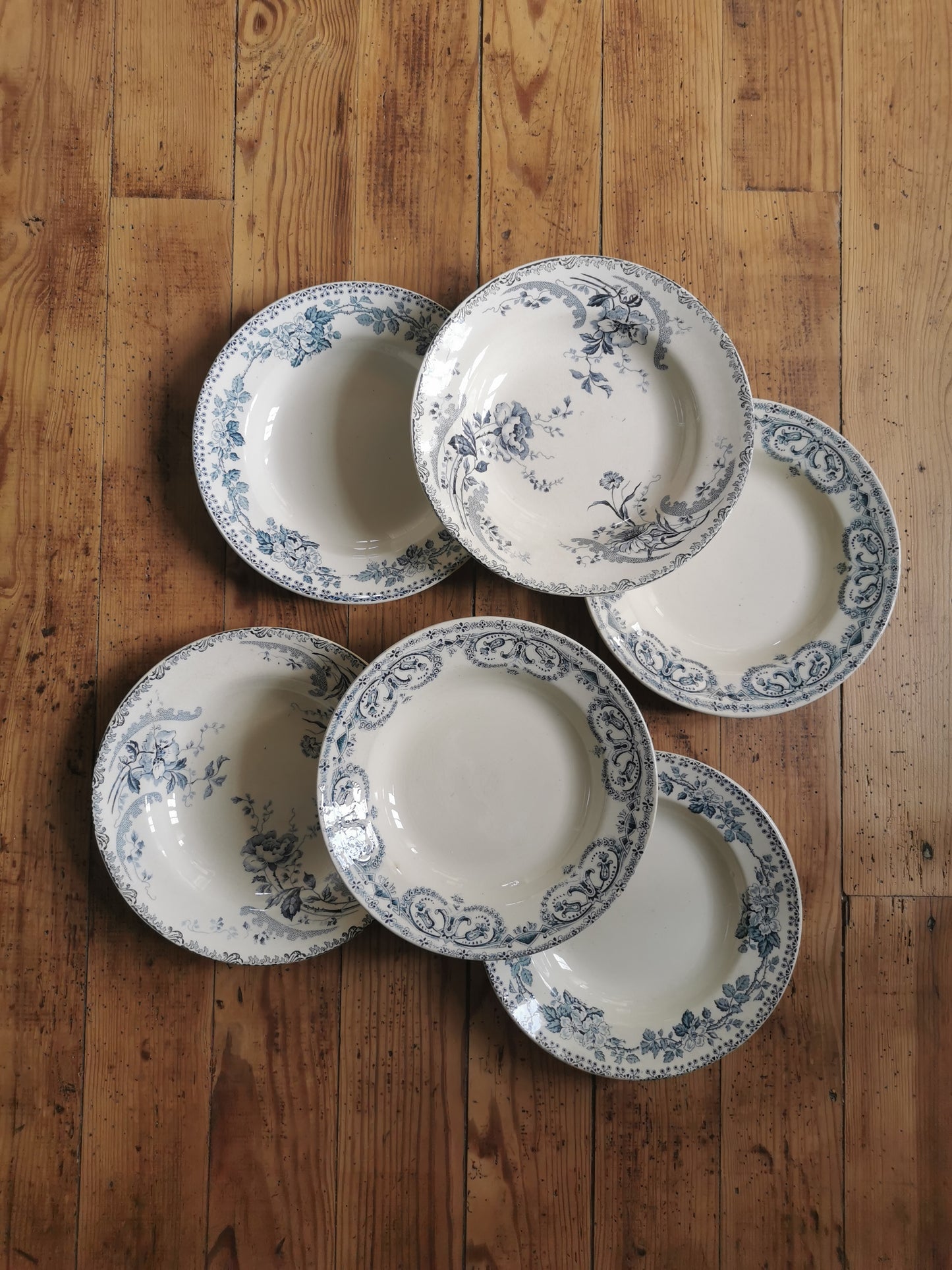 Assiettes creuses dépareillées, terre de fer