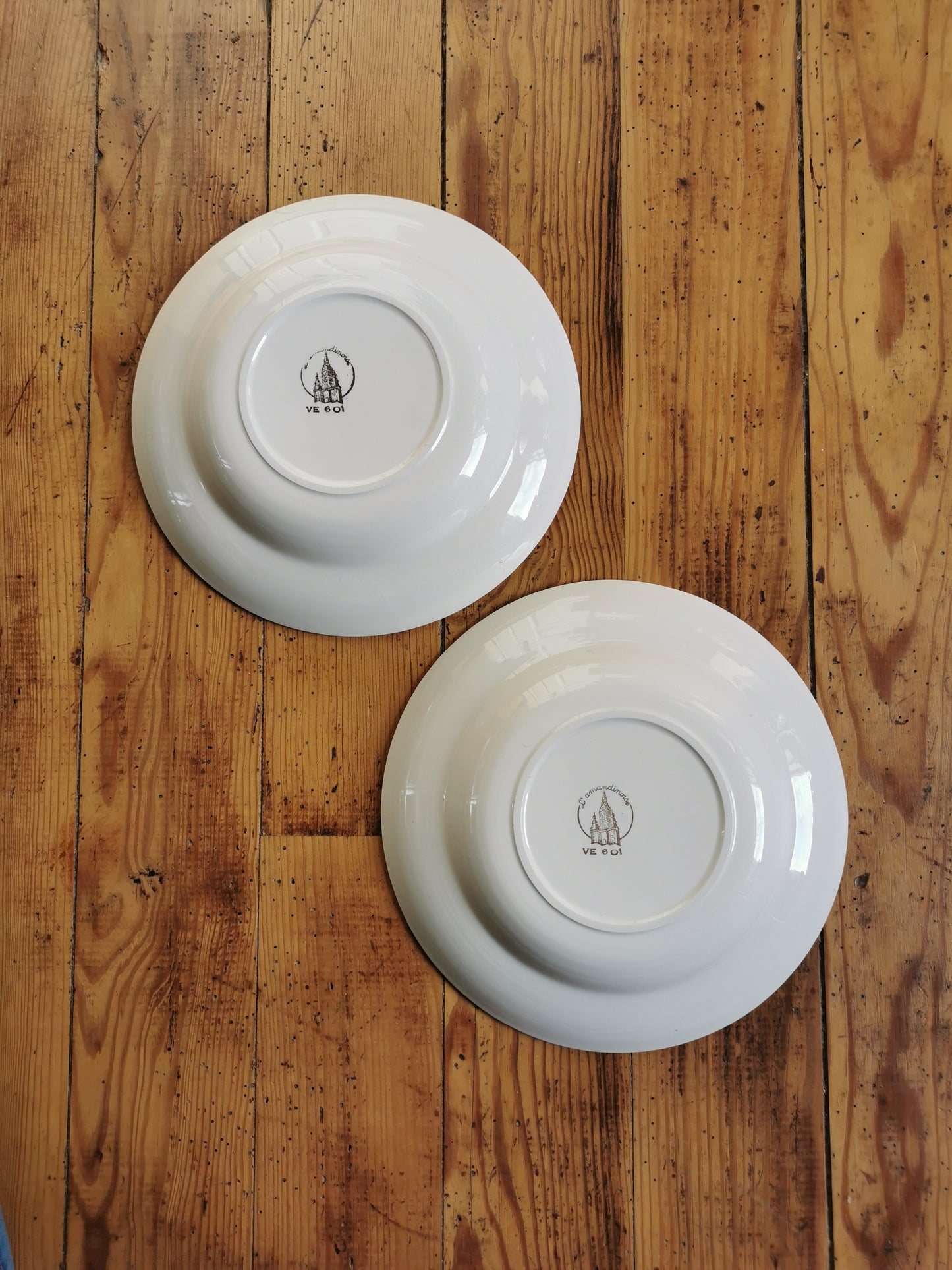 Assiettes creuses vintage dépareillées, blanc et doré I