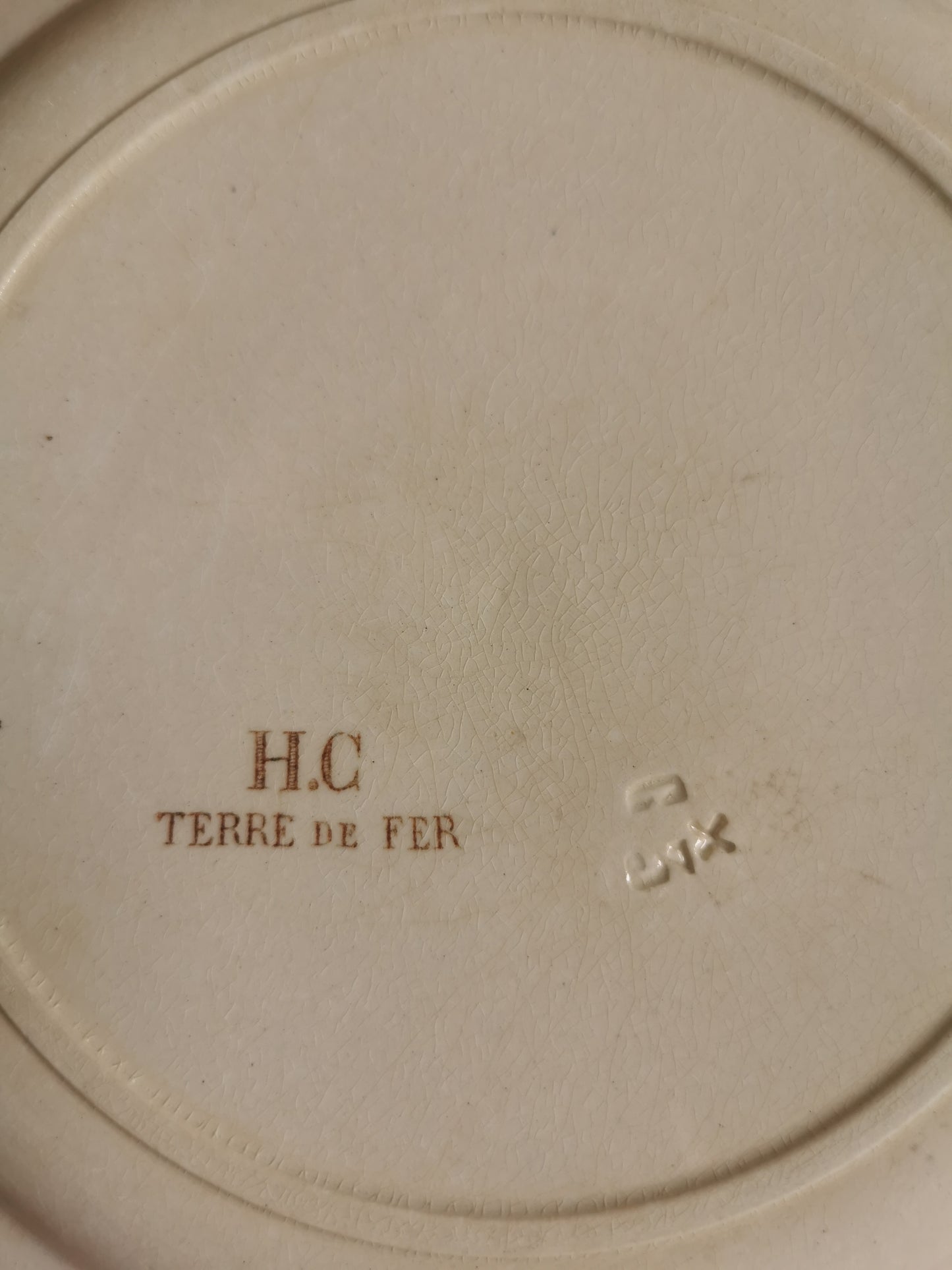 Assiettes plates en terre de fer, H.C