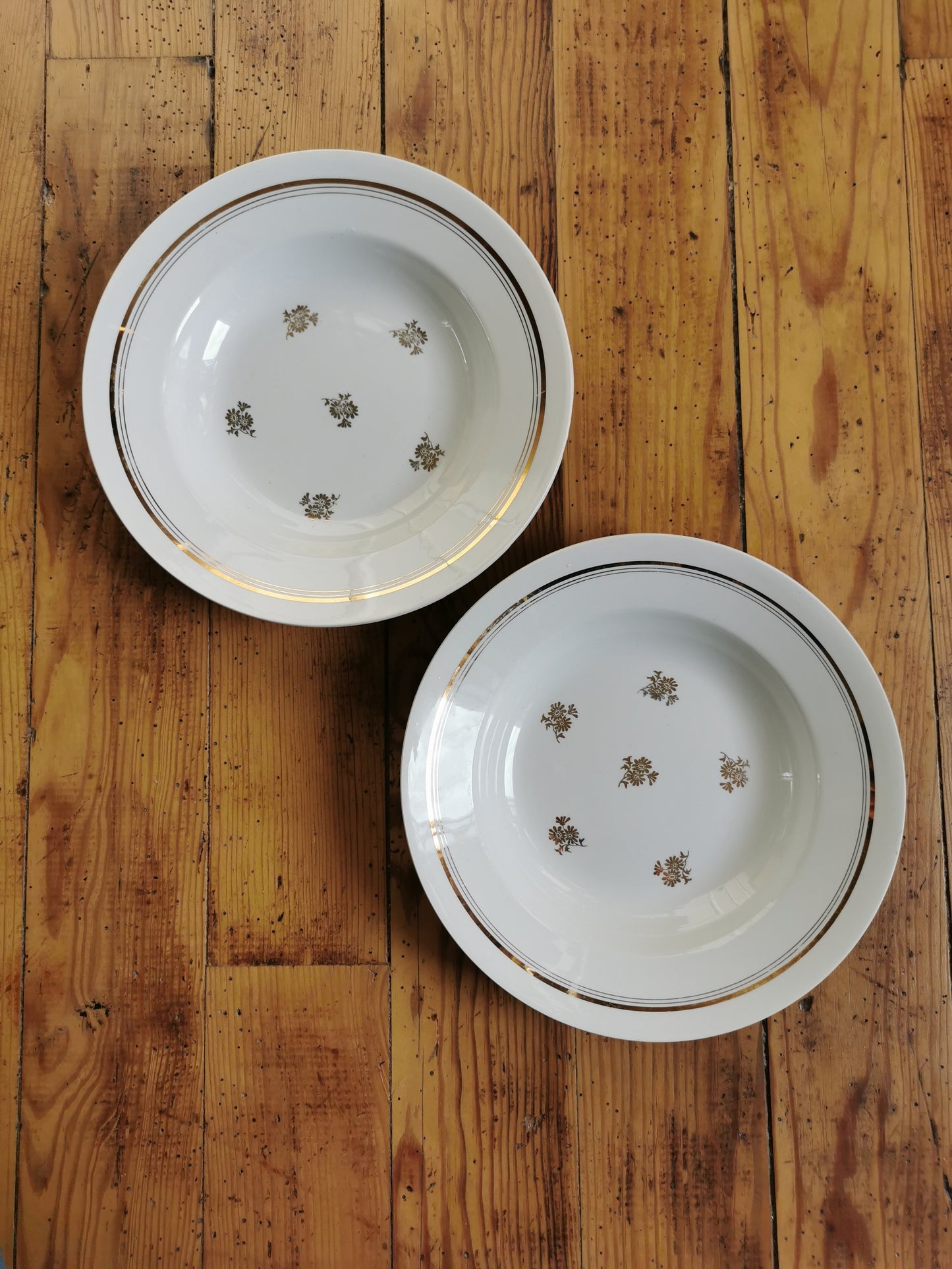 Assiettes creuses vintage dépareillées, blanc et doré I