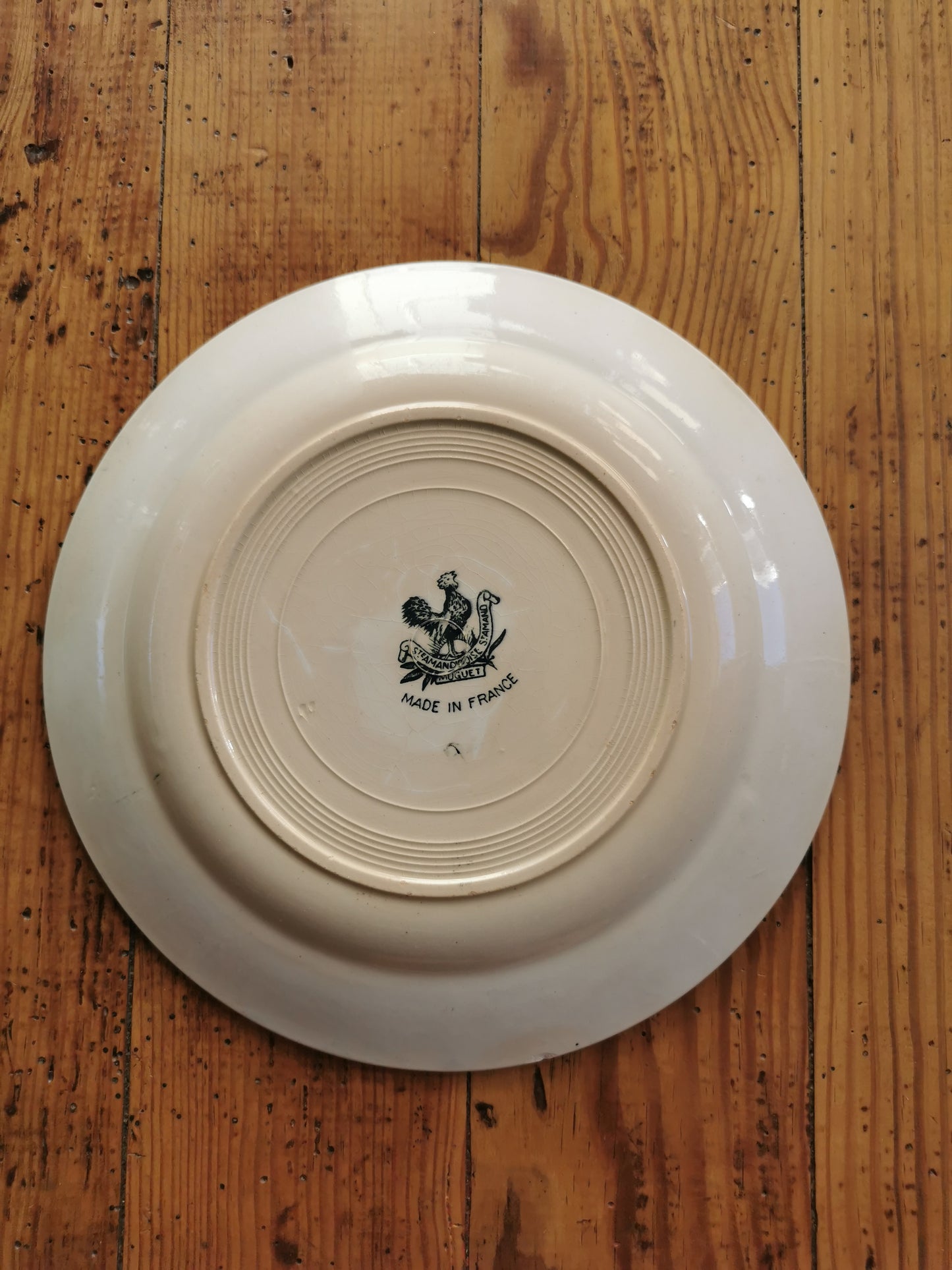Assiettes anciennes dépareillées, terre de fer