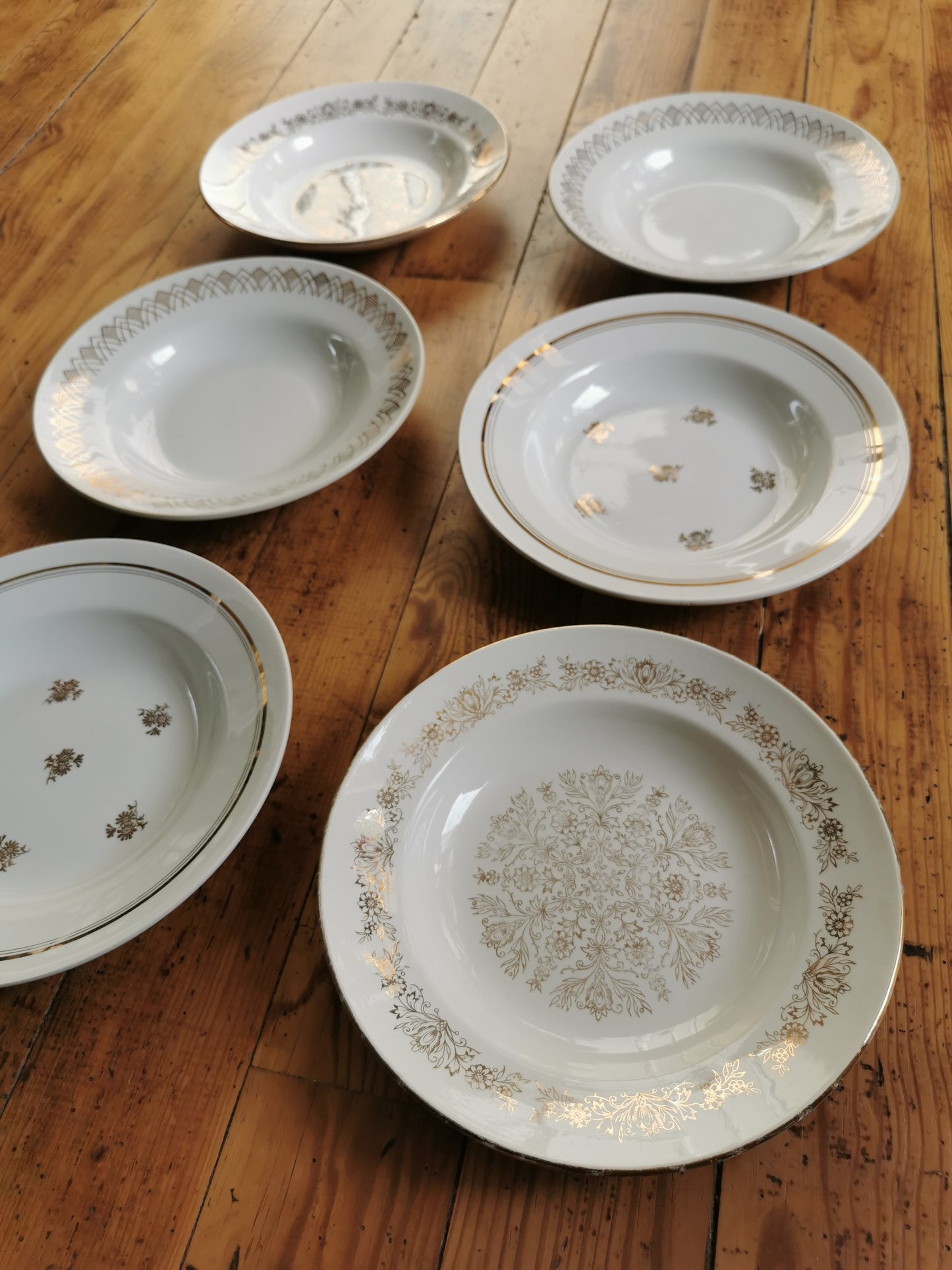 Assiettes creuses vintage dépareillées, blanc et doré I